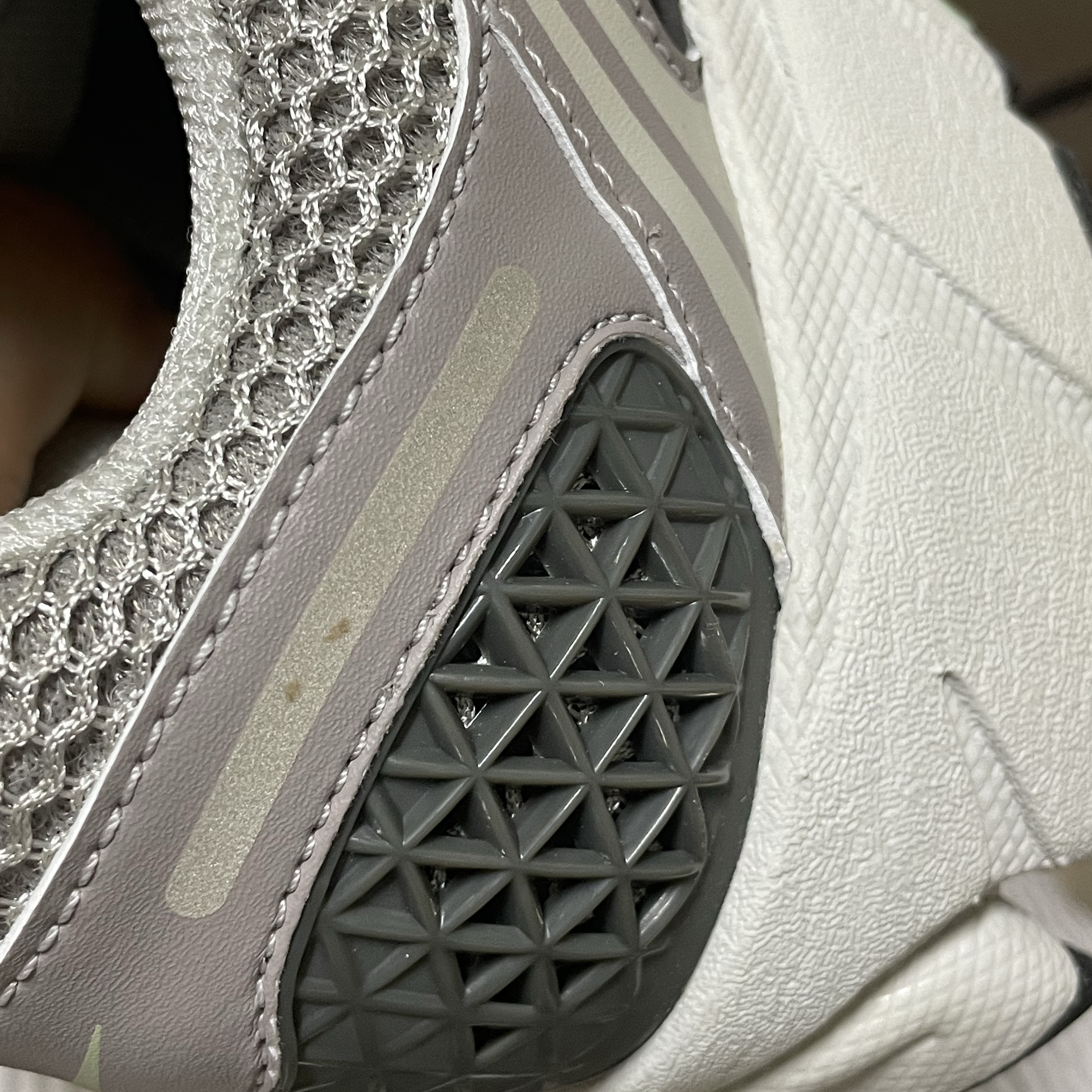 (W) Nike Zoom Vomero 5 Cobblestone and Flat Pewter 착용 스타일 - 1