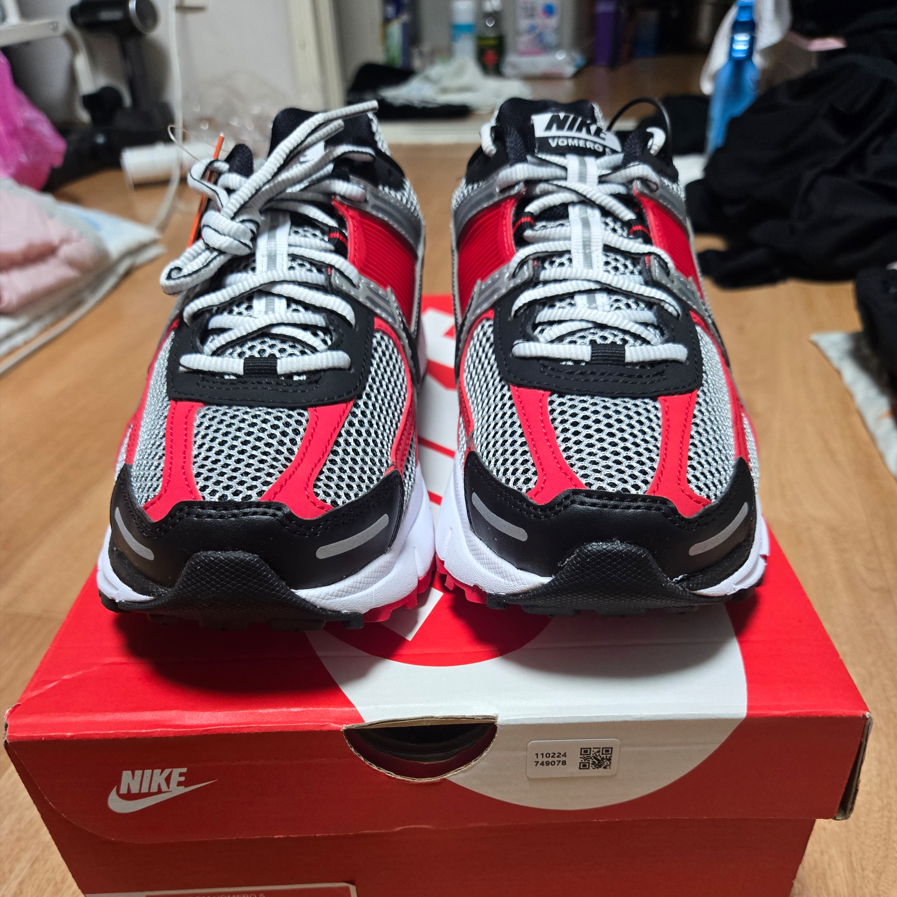 Nike Zoom Vomero 5 Metallic Silver University Red 착용 스타일 - 6