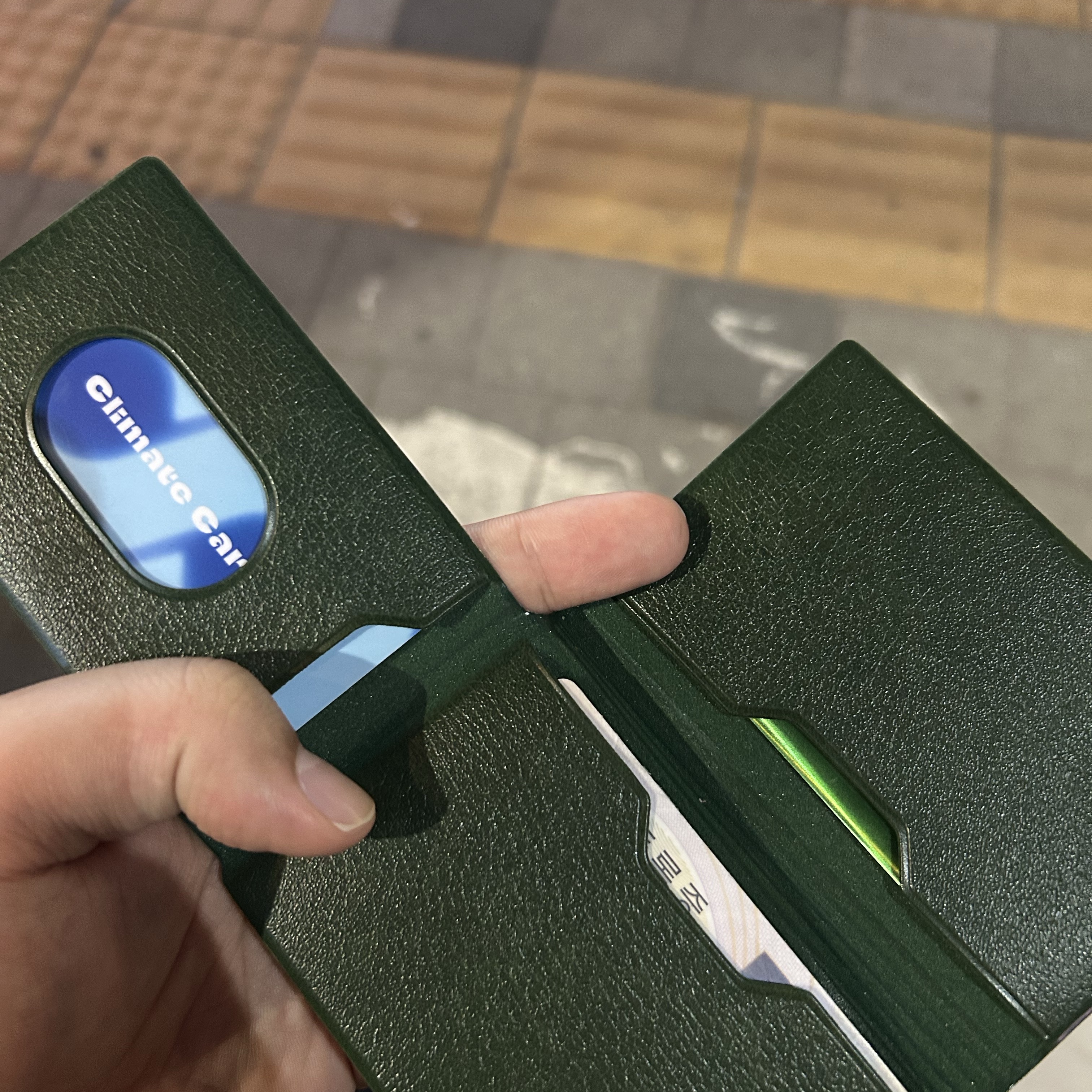 Beams x Hightide Special Order Pass & Card Case Green 착용 스타일 - 2
