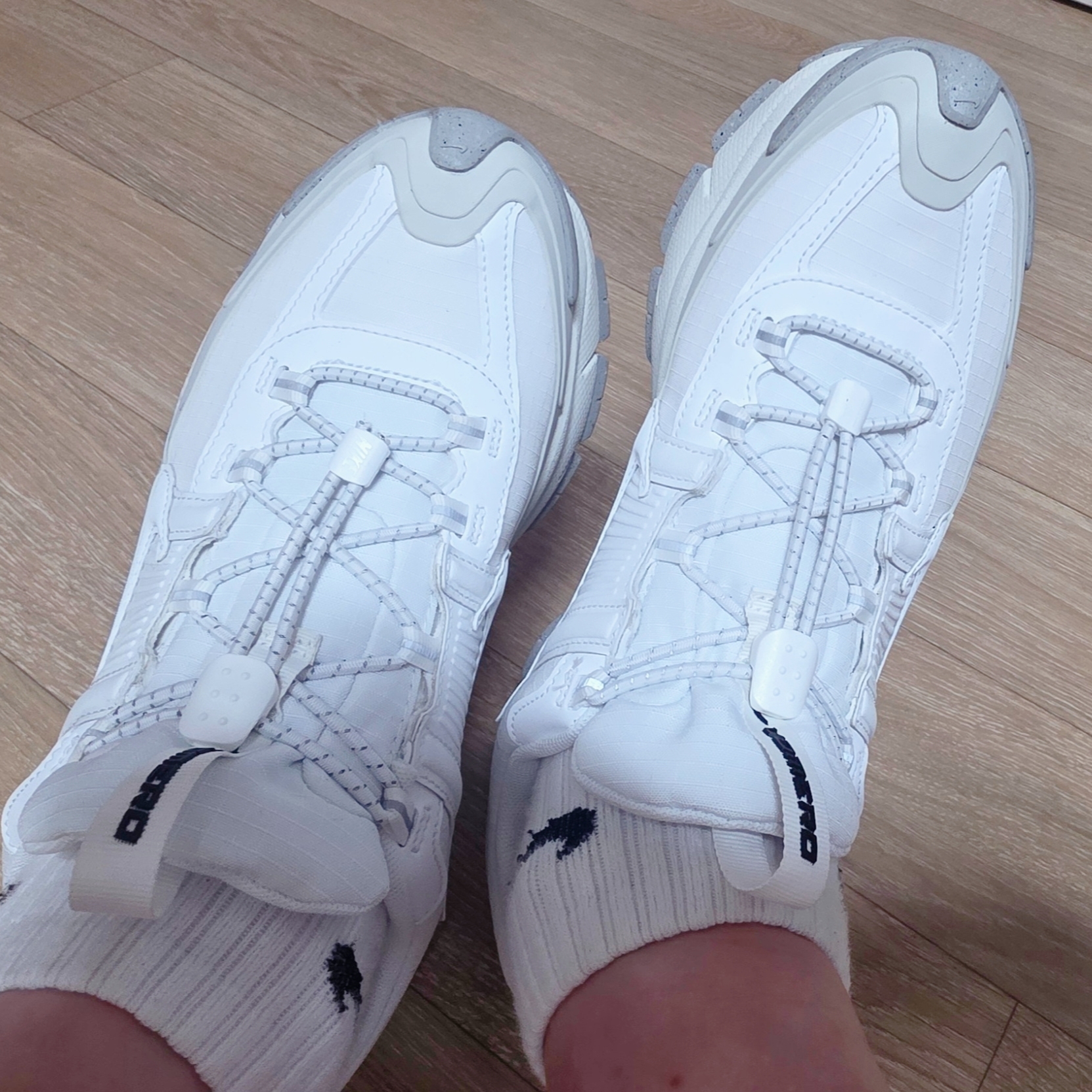 Nike Zoom Vomero Roam Summit White and Light Bone 착용 스타일 - 1