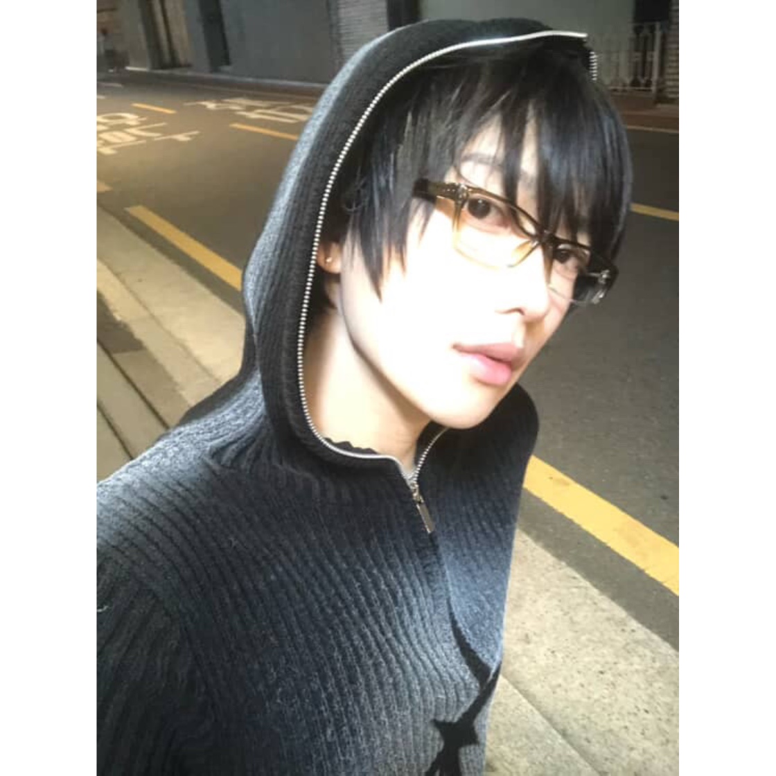 Smokeastar Sprayed Star Knit Hoodie Black 착용 스타일 - 1