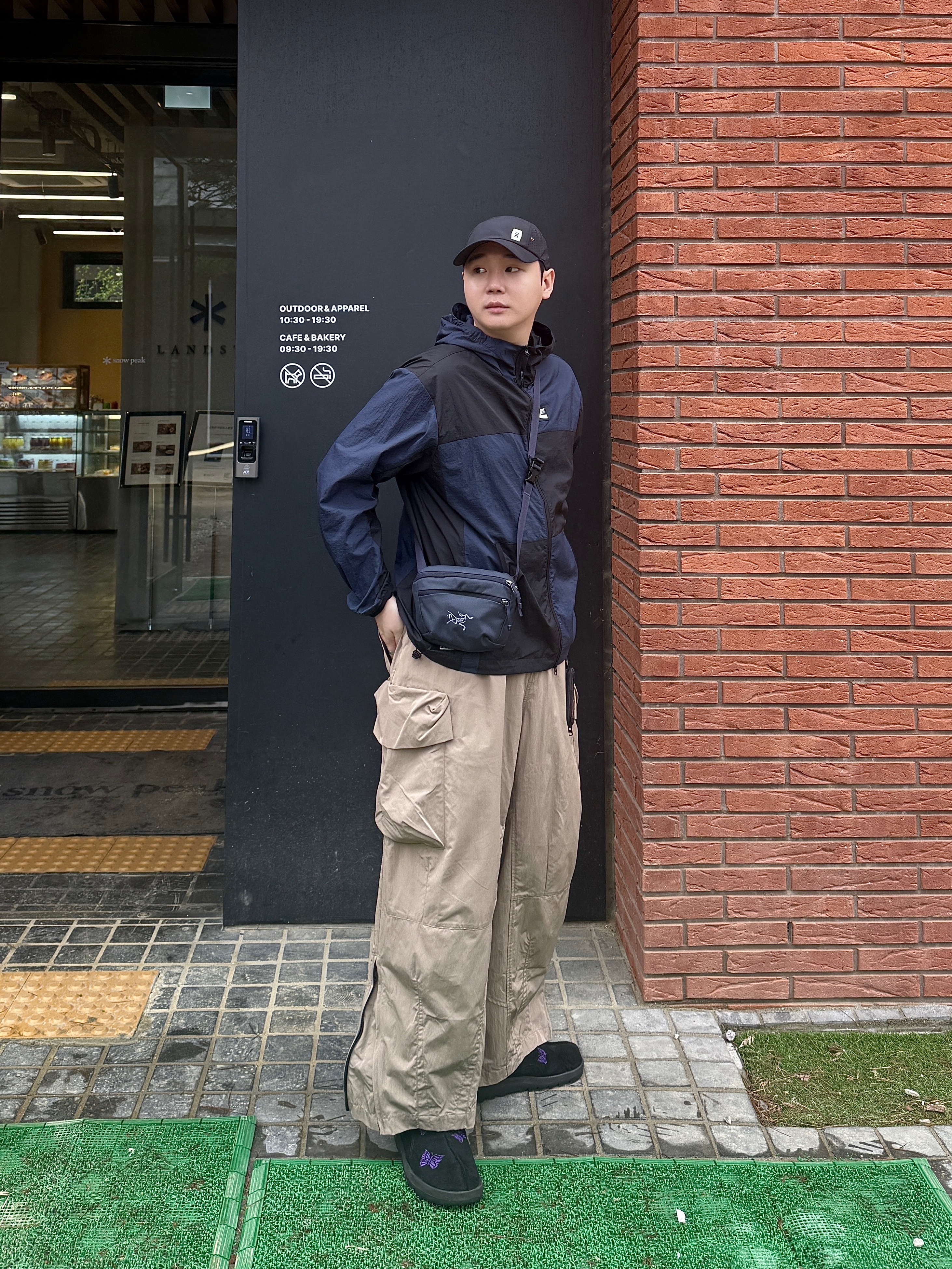 Arc'teryx Mantis 1 Waistpack Black Sapphire, Reebok x Needles Beatnik Moc Core Black Extreme Purple 착용 스타일 - 2