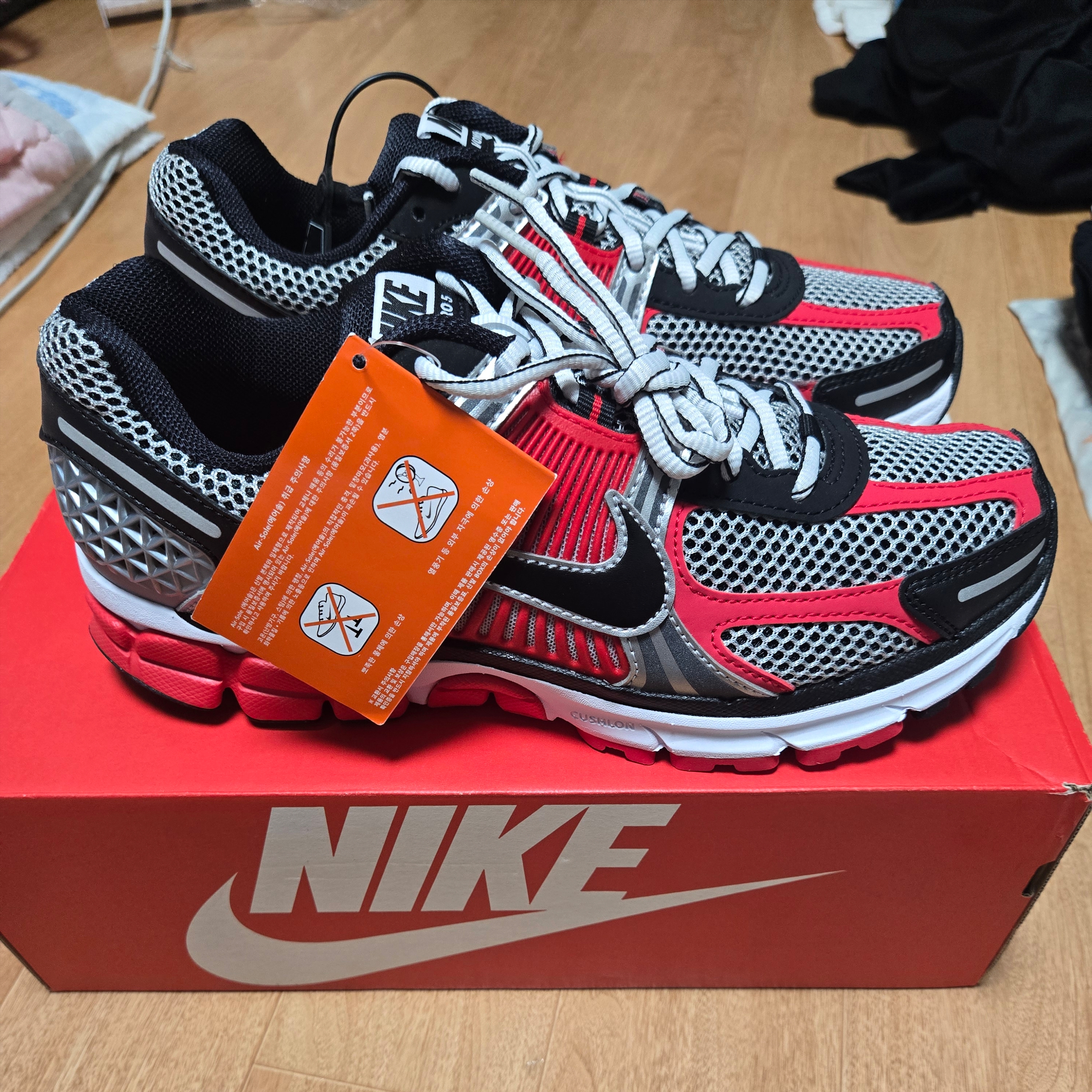 Nike Zoom Vomero 5 Metallic Silver University Red 착용 스타일 - 4