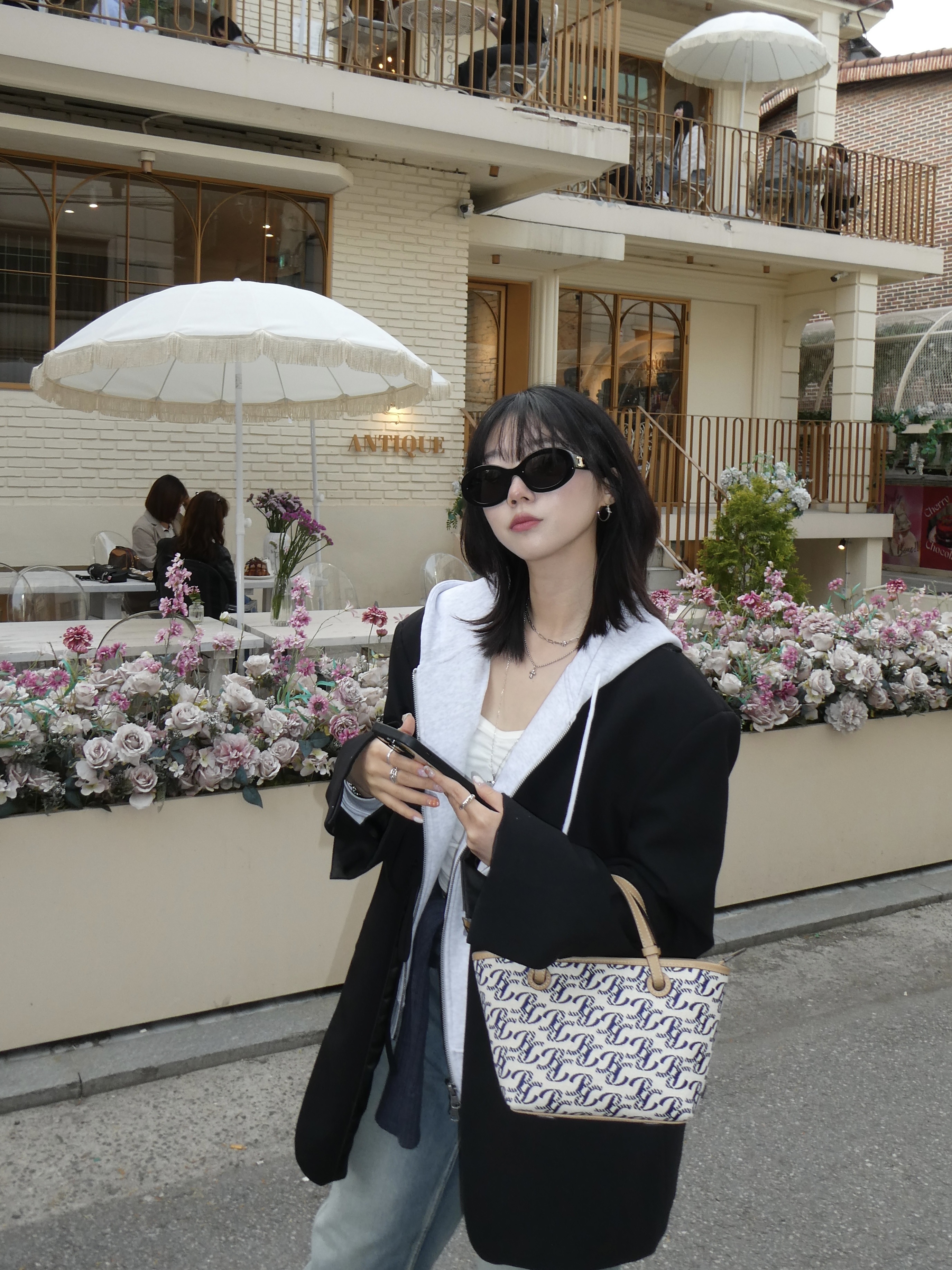 (W) Celine Triomphe 01 Sunglasses in Acetate Black 착용 스타일 - 3