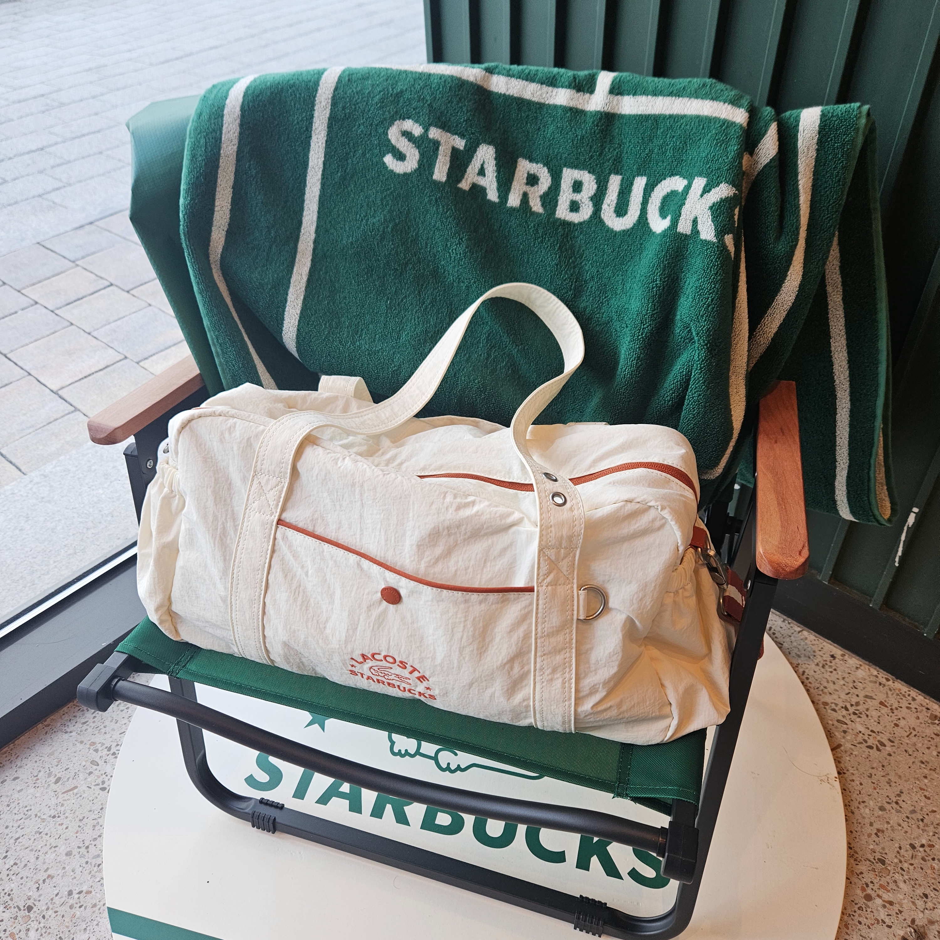 Starbucks x Lacoste Wide Folding Chair Green, Starbucks x Lacoste Multiple Bag Ivory 착용 스타일 - 2