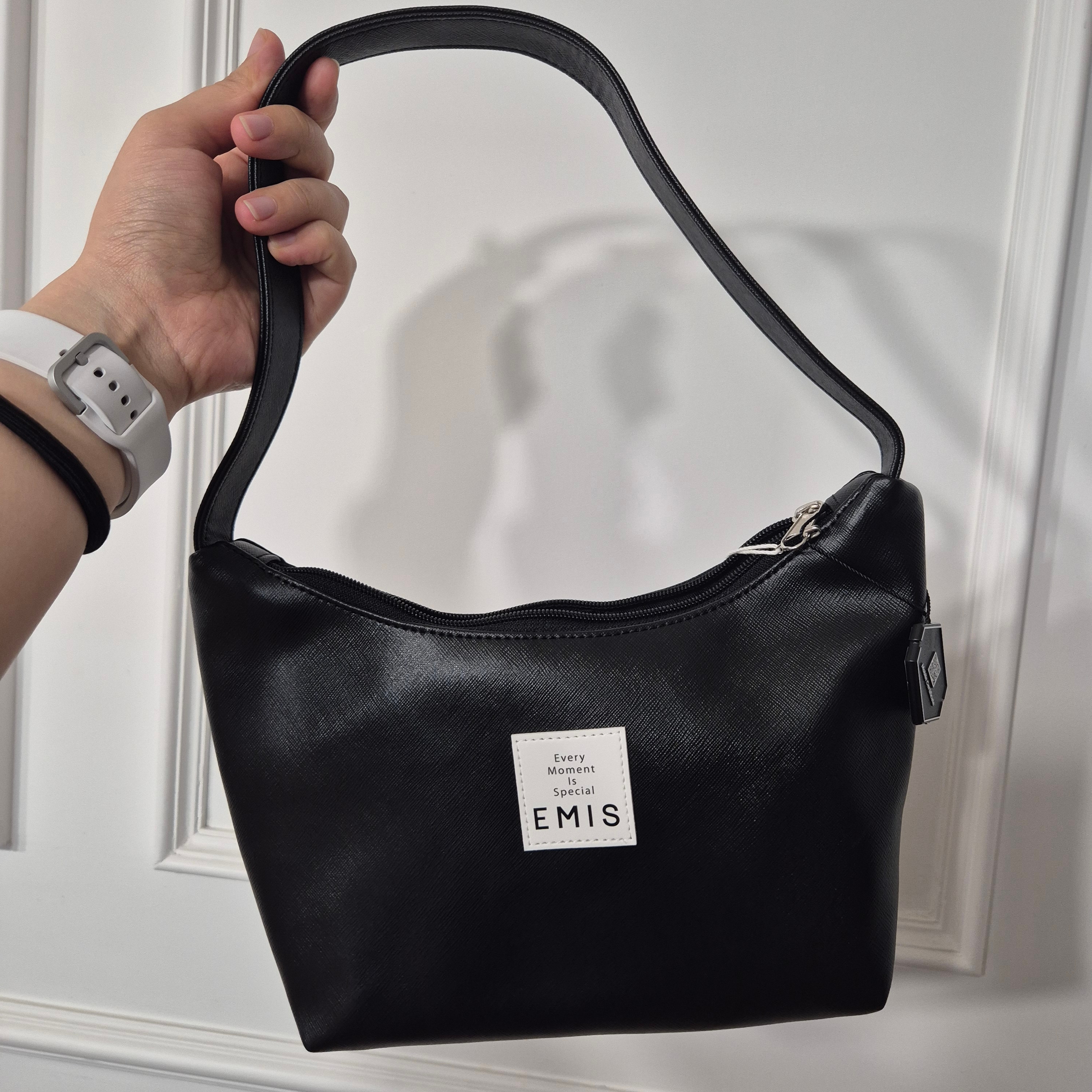 Emis New Leather Hobo Bag Black 착용 스타일