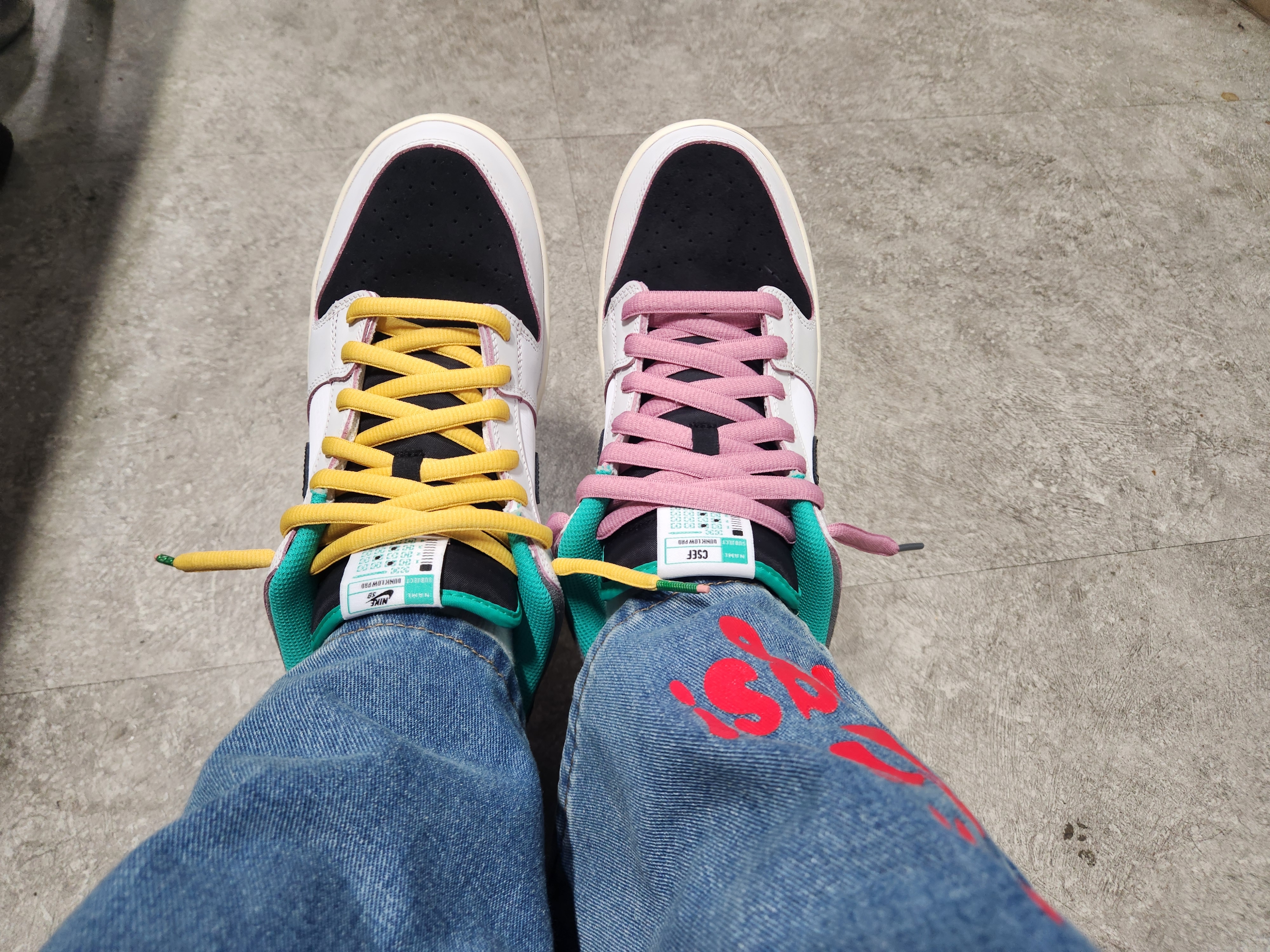 Nike x CSEF SB Dunk Low Pro White and Black 착용 스타일 - 1