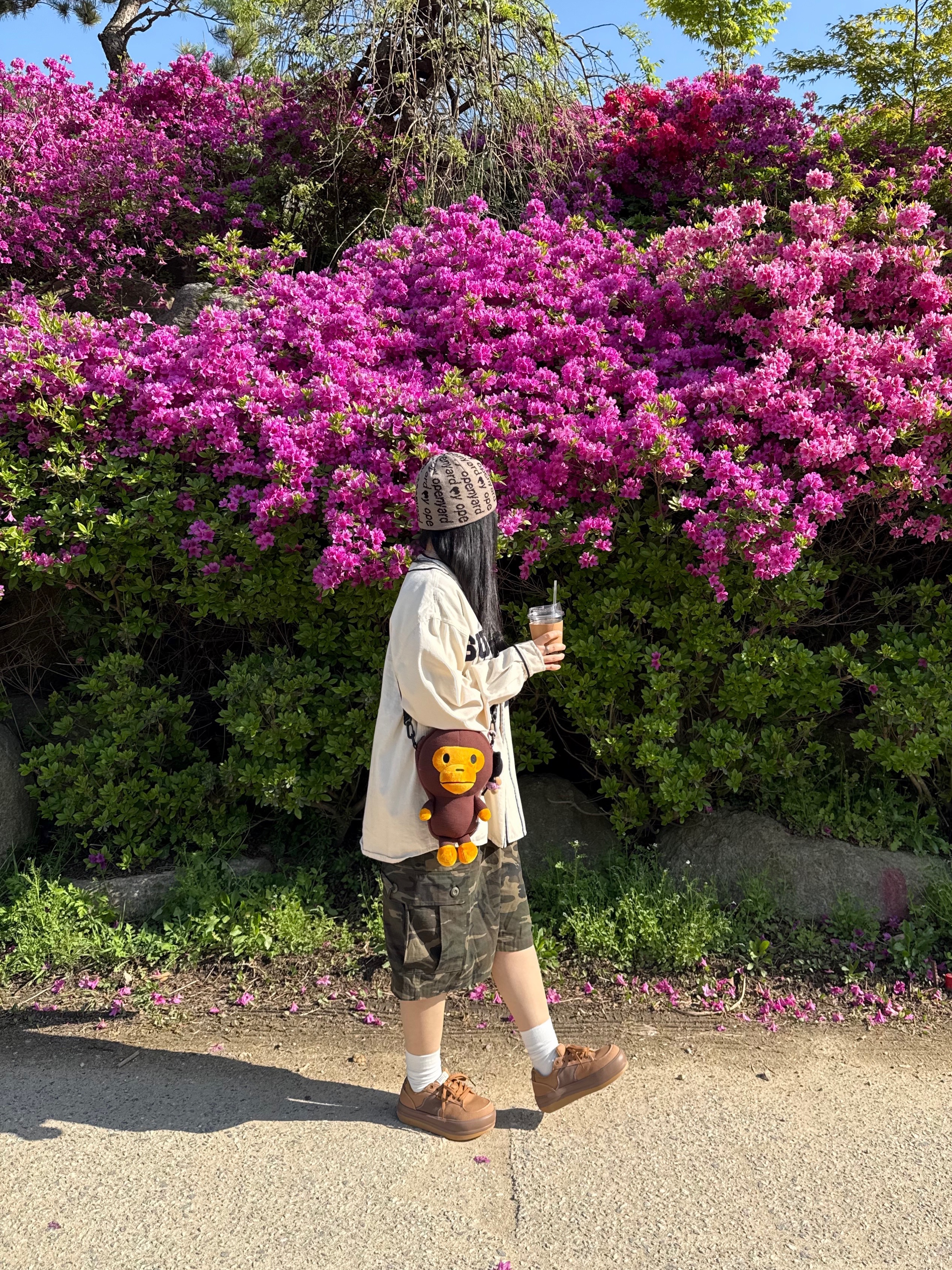 BAPE Baby Milo Plush Cross Bag Brown 착용 스타일 - 3