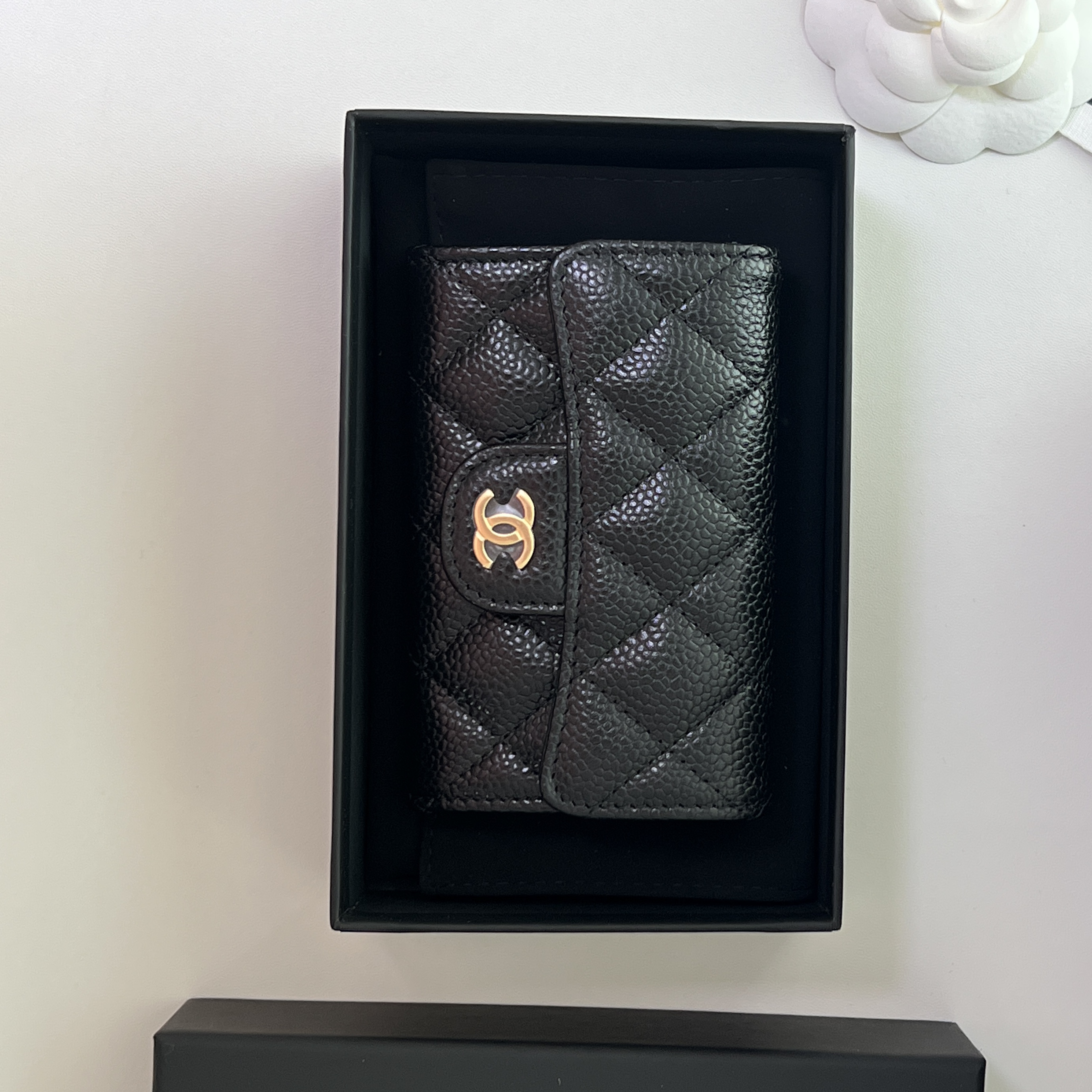 Chanel Classic Card Holder Grained Calfskin & Gold Black 착용 스타일 - 3