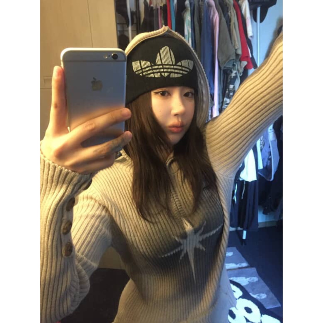 Smokeastar Sprayed Star Knit Hoodie Beige 착용 스타일 - 1
