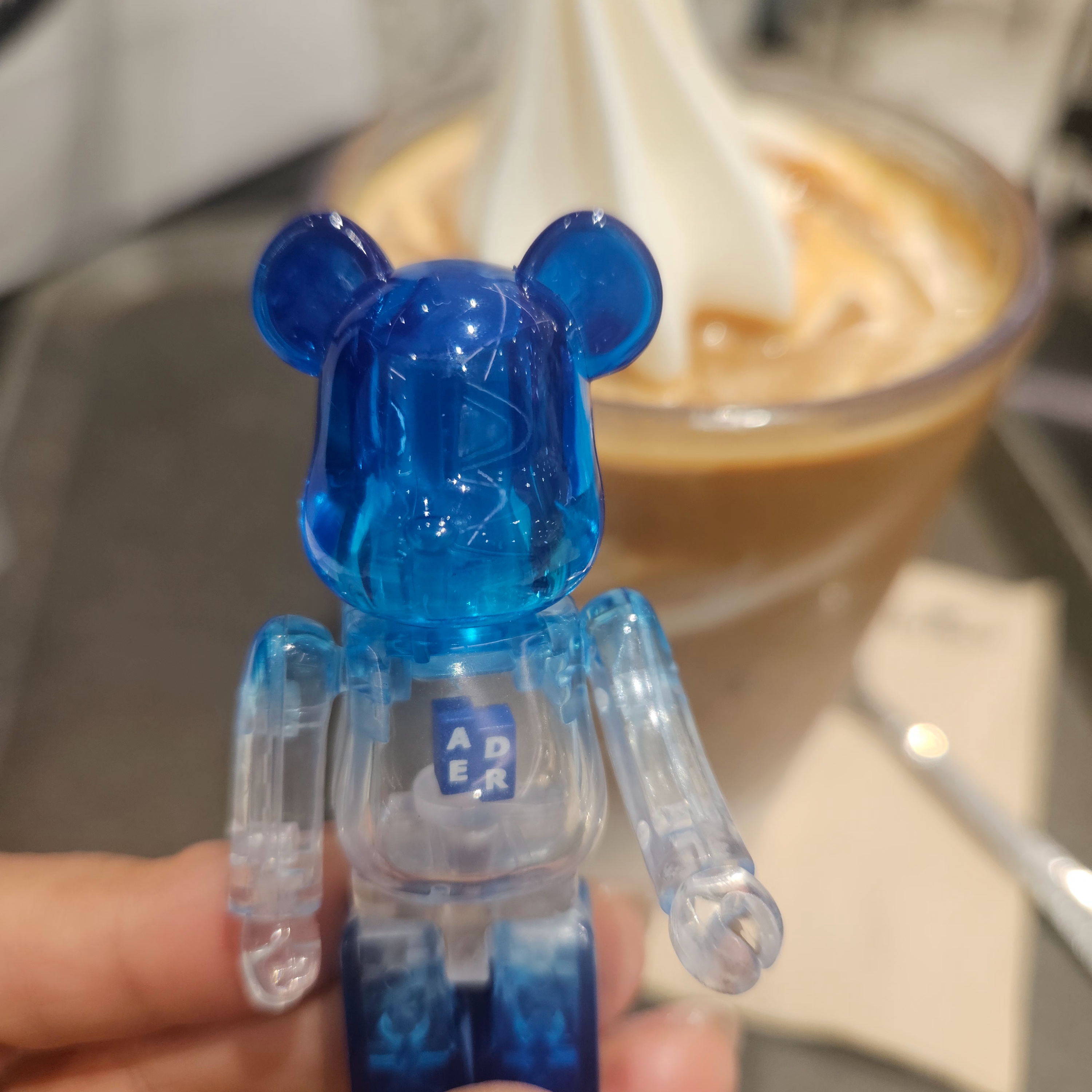 Starbucks x Lacoste Wide Folding Chair Green, Starbucks x Lacoste Multiple Bag Ivory 착용 스타일 - 3