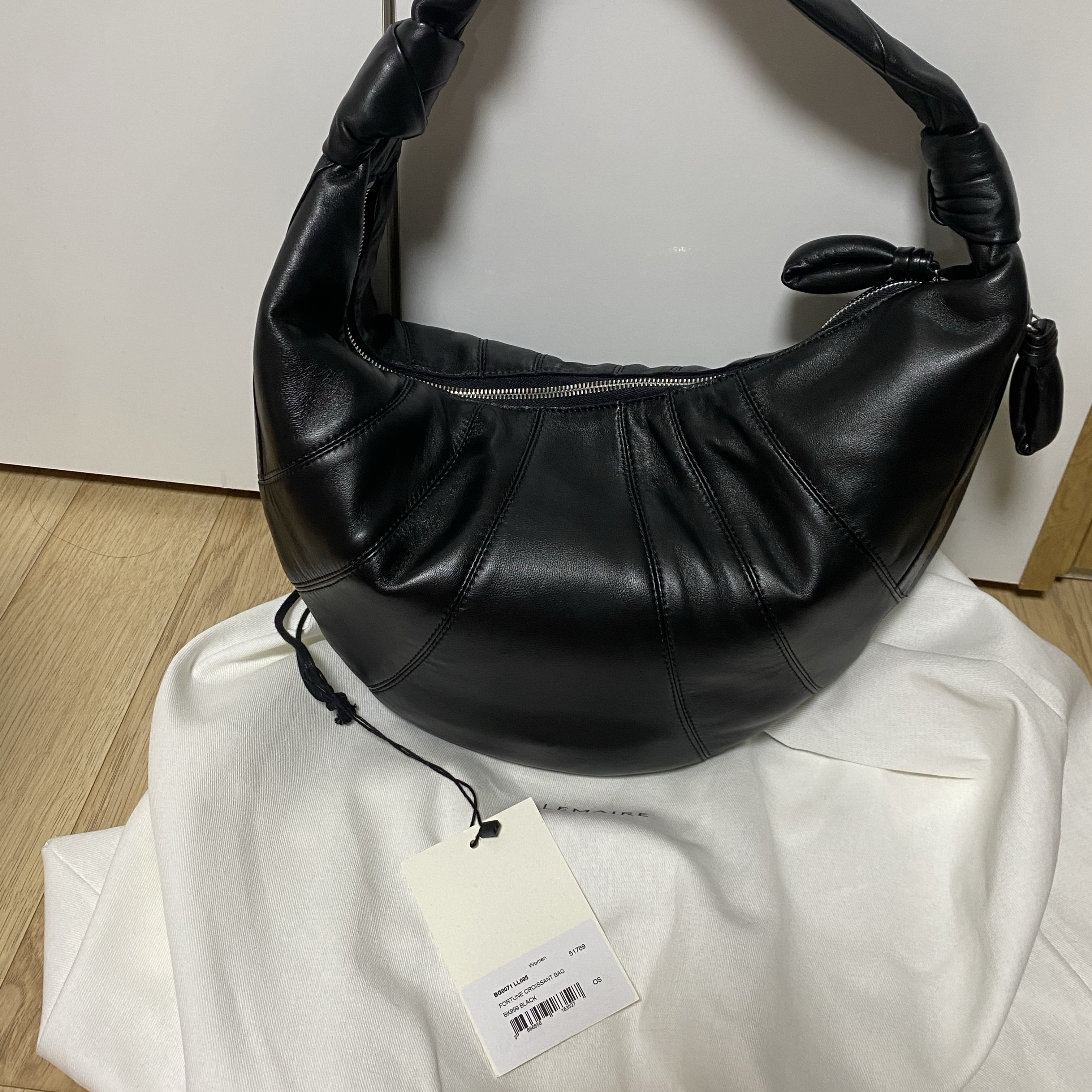 Lemaire Fortune Croissant Bag Soft Nappa Leather Black 착용 스타일 - 1