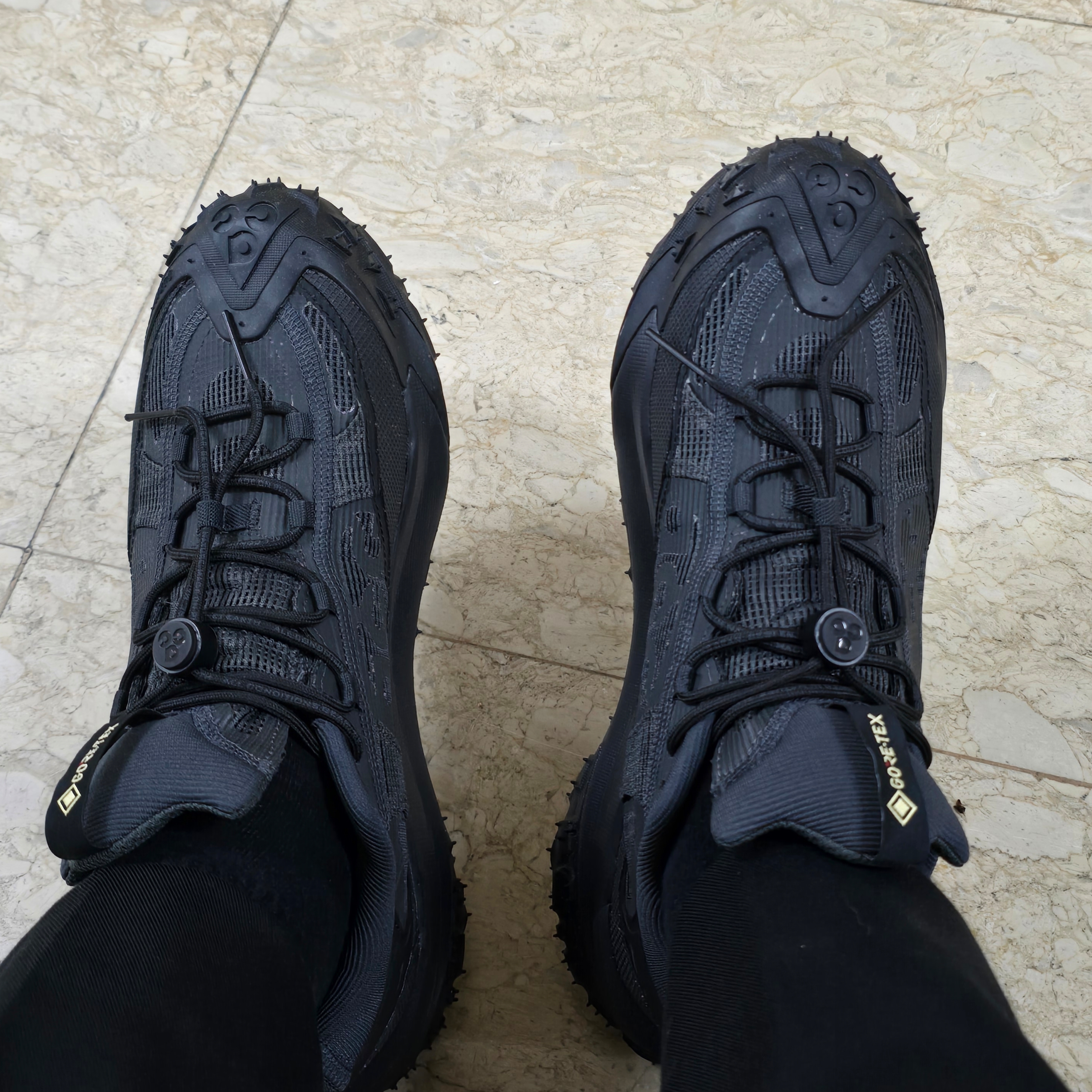 Nike ACG Mountain Fly 2 Low Gore-Tex Black and Dark Smoke Grey 착용 스타일