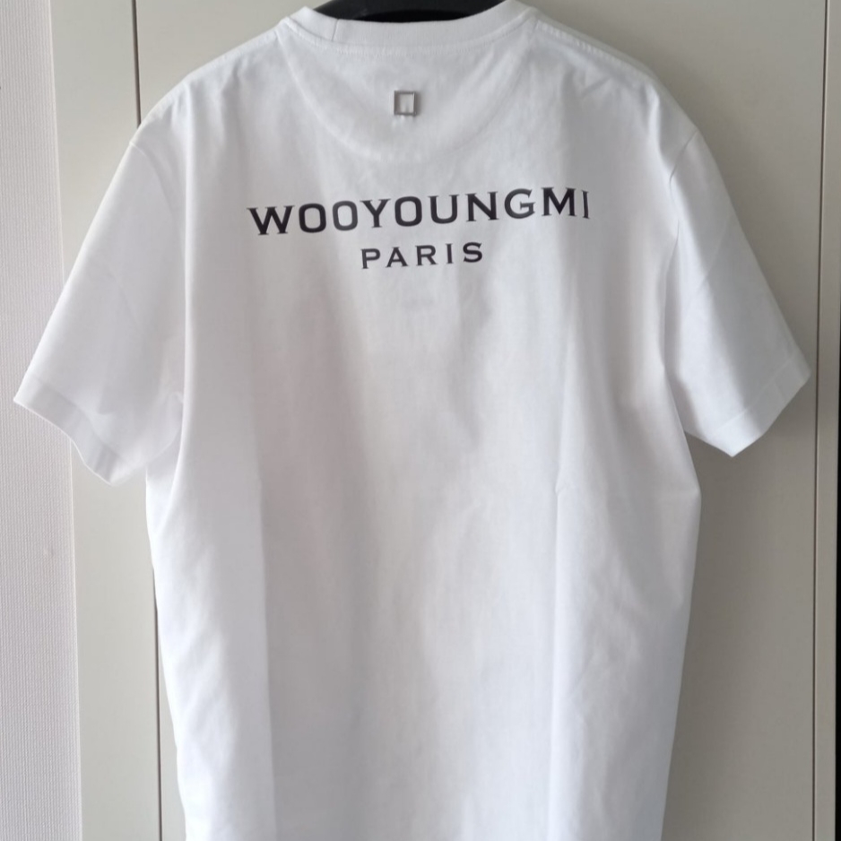 (W) Celine Triomphe Baseball Cap in Cotton Black, Wooyoungmi Cotton Back Logo T-Shirt White - 24SS 착용 스타일 - 3