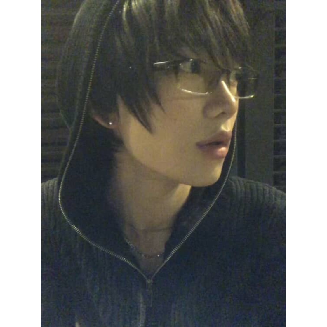 Smokeastar Sprayed Star Knit Hoodie Black 착용 스타일