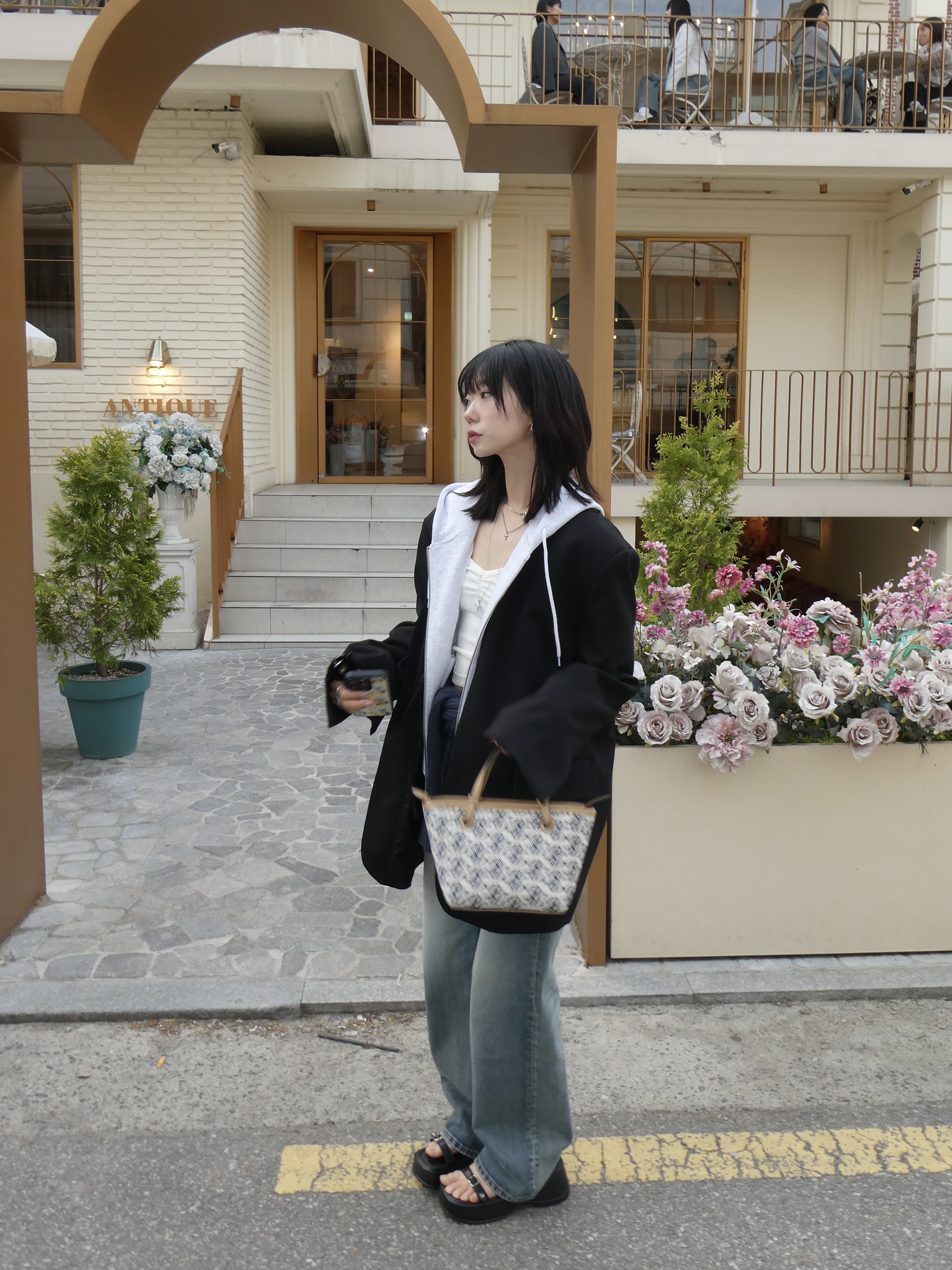 (W) Celine Triomphe 01 Sunglasses in Acetate Black 착용 스타일 - 4
