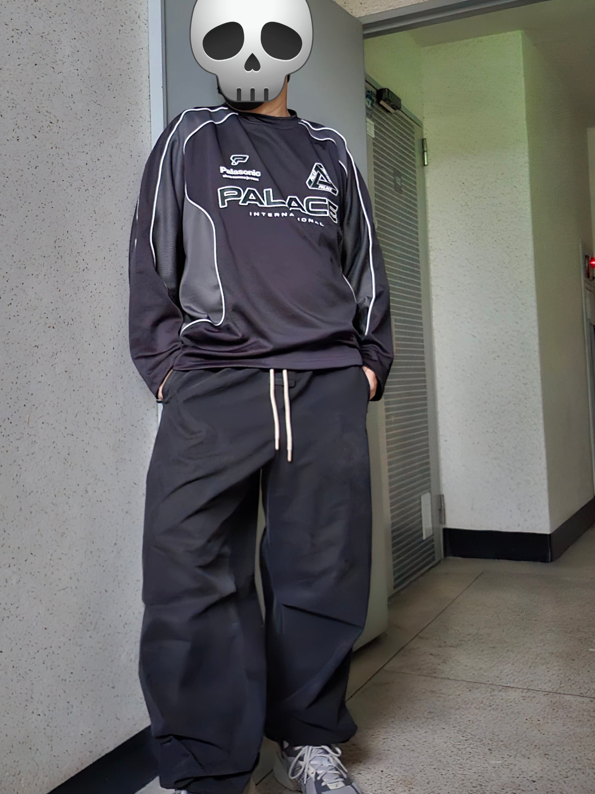 Palace Sport Mit Mesh Top Black - 24FW, Essentials The Black Collection Relaxed Trousers Black - 23SS 착용 스타일 - 1