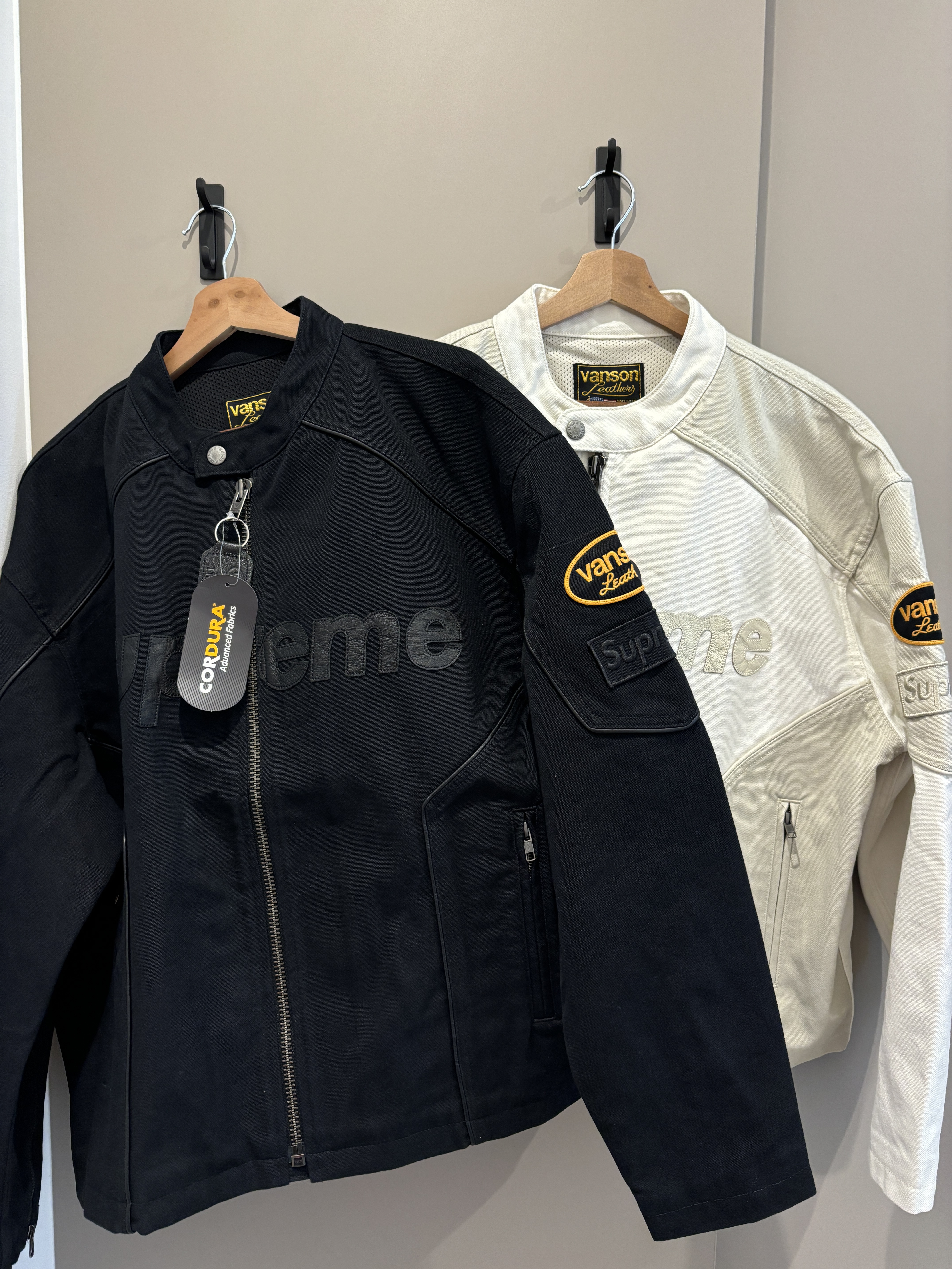 Supreme x Vanson Leathers Cordura Cotton Jacket Black - 25SS, Supreme x Vanson Leathers Cordura Cotton Jacket White - 25SS 착용 스타일 - 1