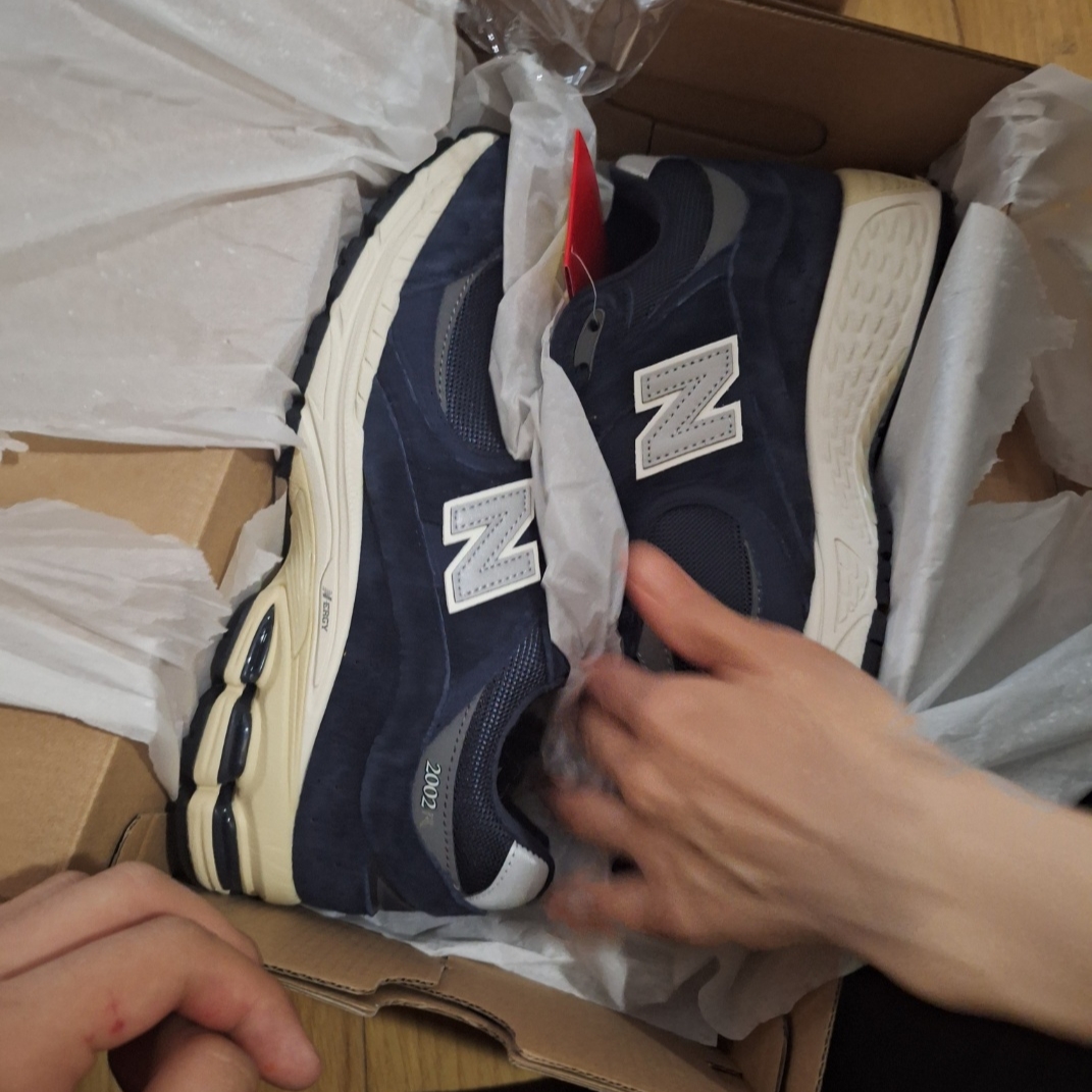 New Balance 2002R Eclipse Castlerock 착용 스타일 - 2