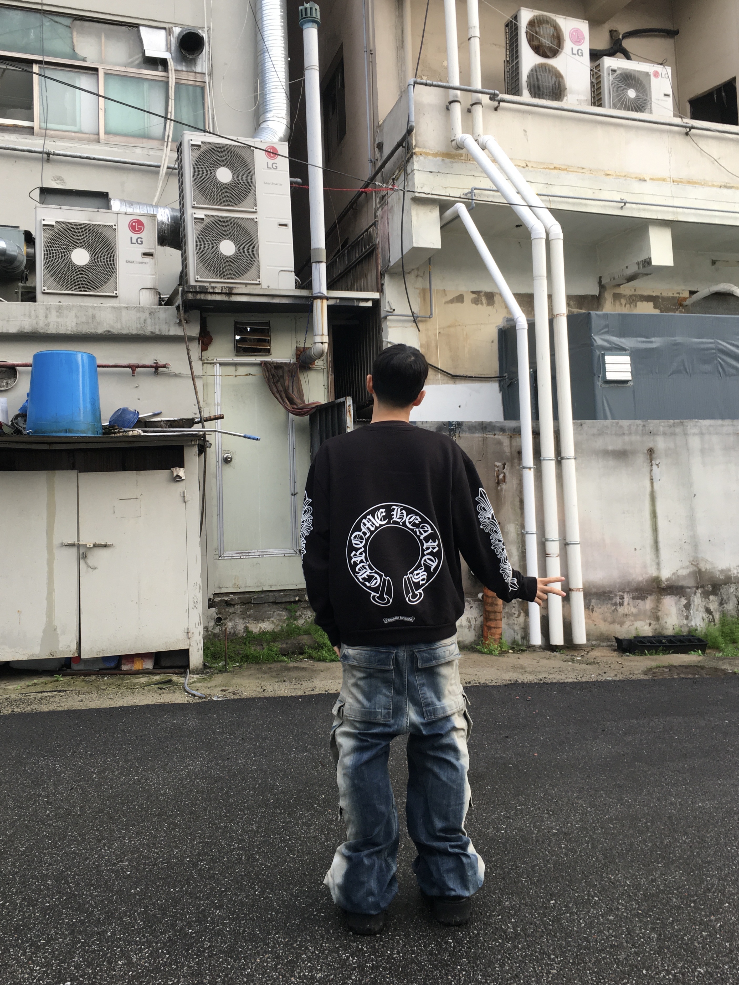 Chrome Hearts Horseshoe Logo Sweatshirt Black, Balenciaga Stomper Bootie Black 착용 스타일 - 2