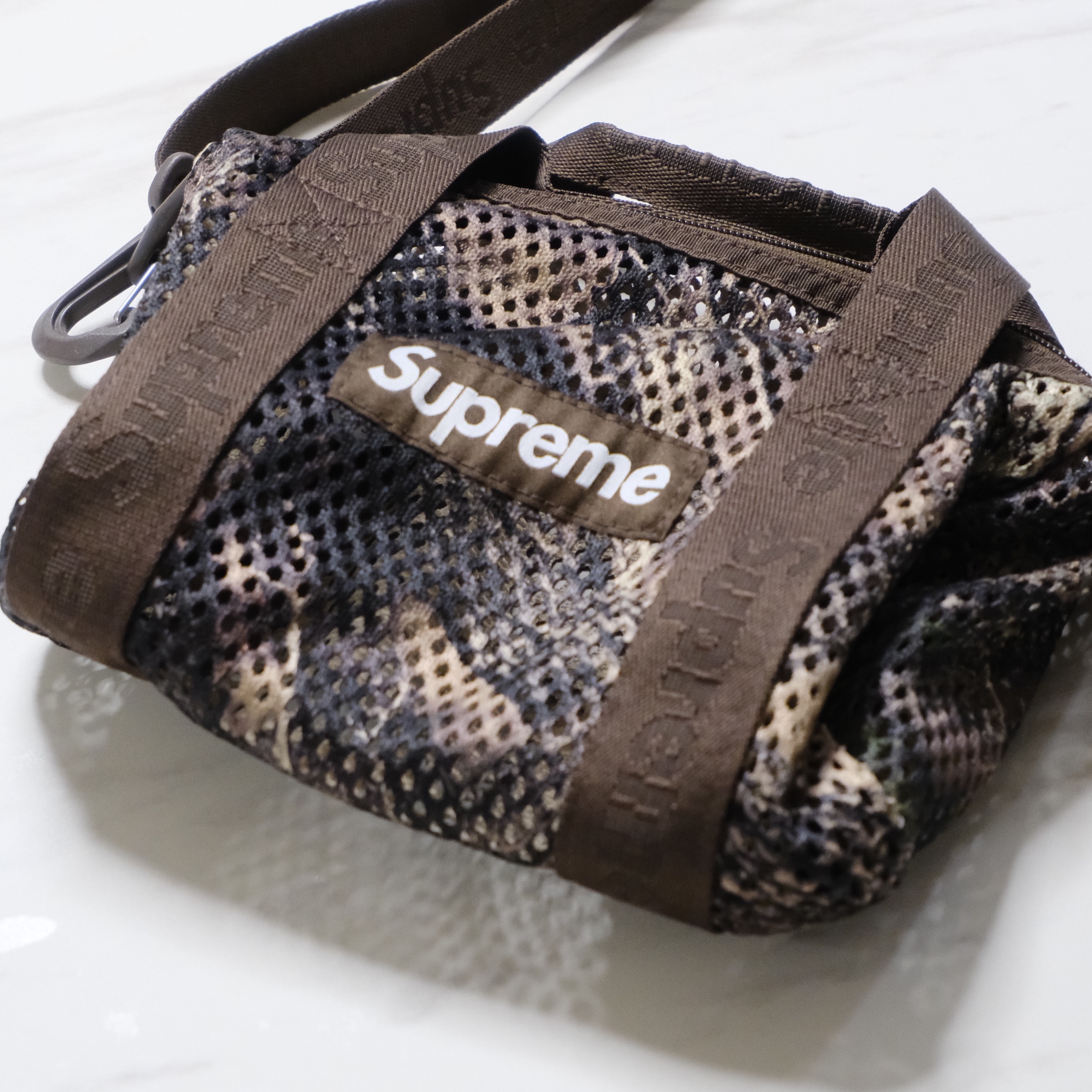 Supreme Mesh Mini Duffle Bag Truetimber Kanati Camo - 25SS 착용 스타일