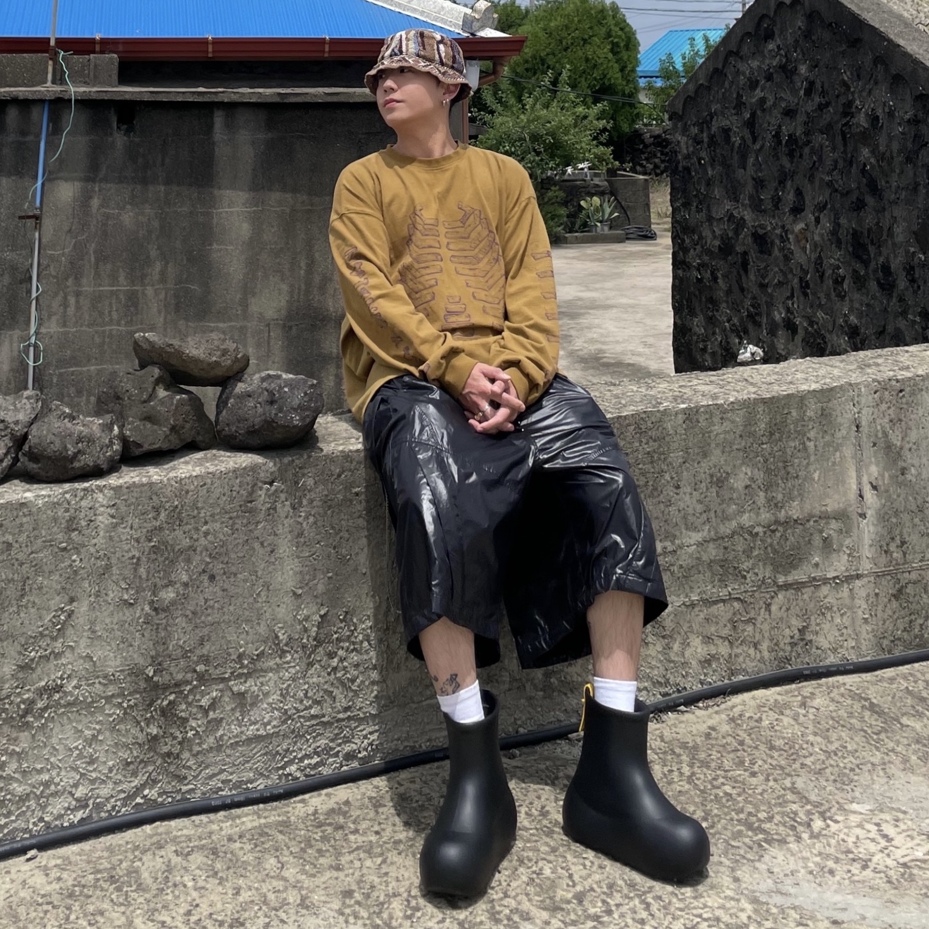 Kapital 7G Knit Gaudy Bucket Hat Gold Brown, NAUTICA x Undermycar - NTC X UMC UTILITY SHORTS - BLACK 착용 스타일 - 1
