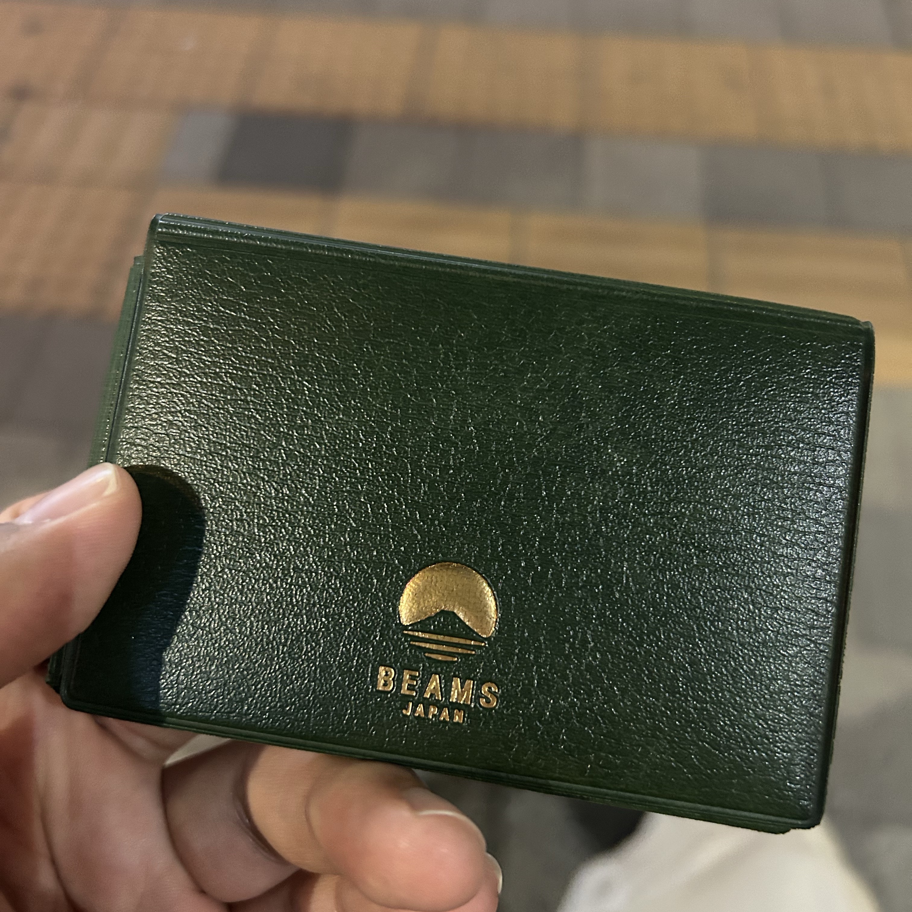 Beams x Hightide Special Order Pass & Card Case Green 착용 스타일 - 1