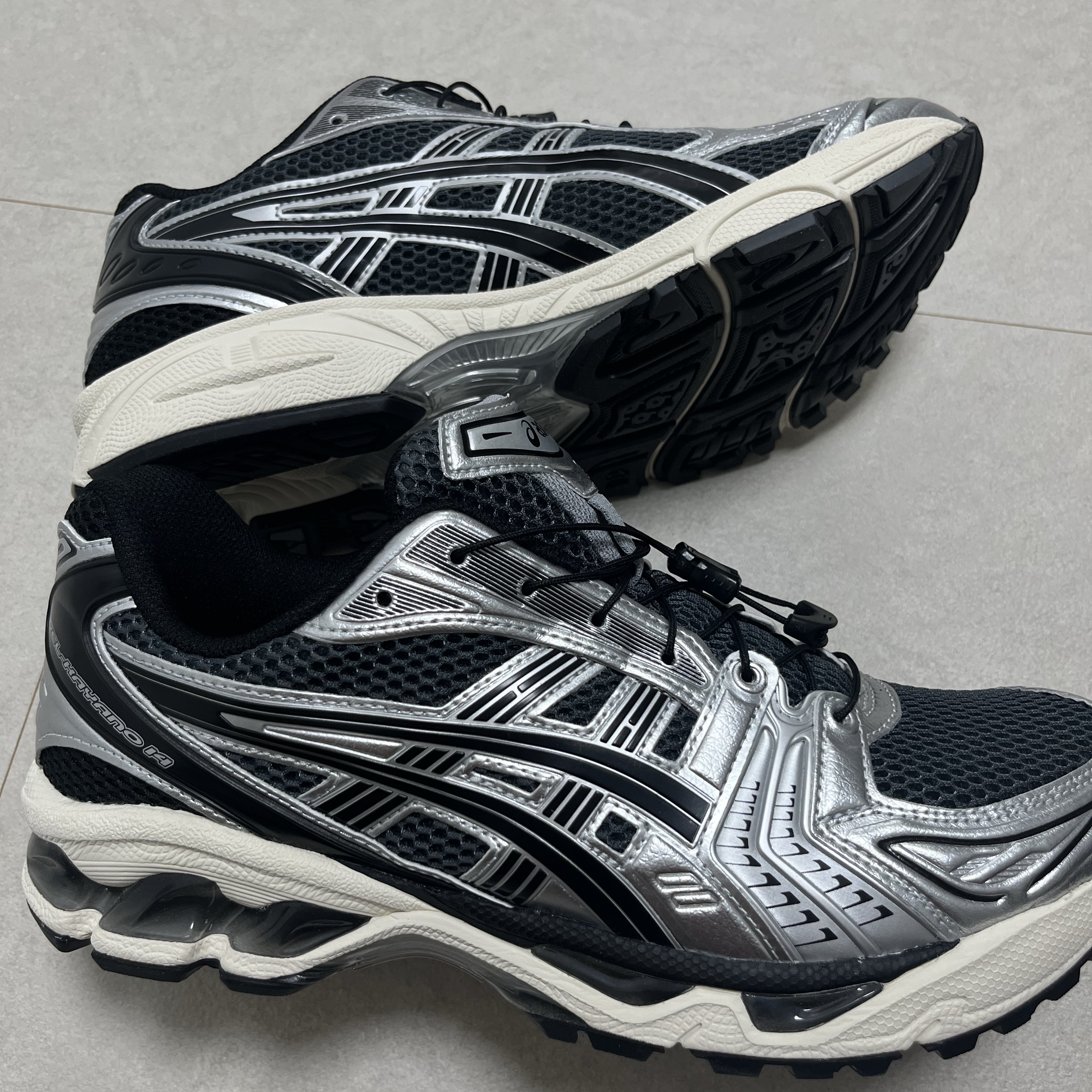 Asics Unlimited Gel-Kayano 14 Carrier Grey Black 착용 스타일