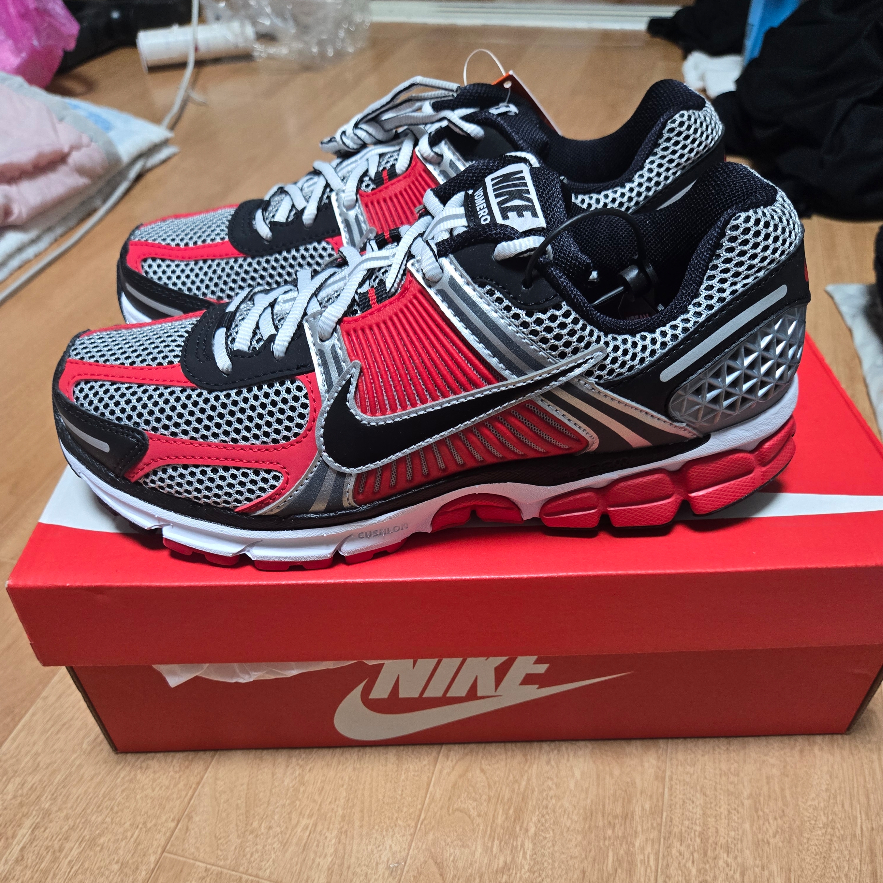 Nike Zoom Vomero 5 Metallic Silver University Red 착용 스타일 - 3