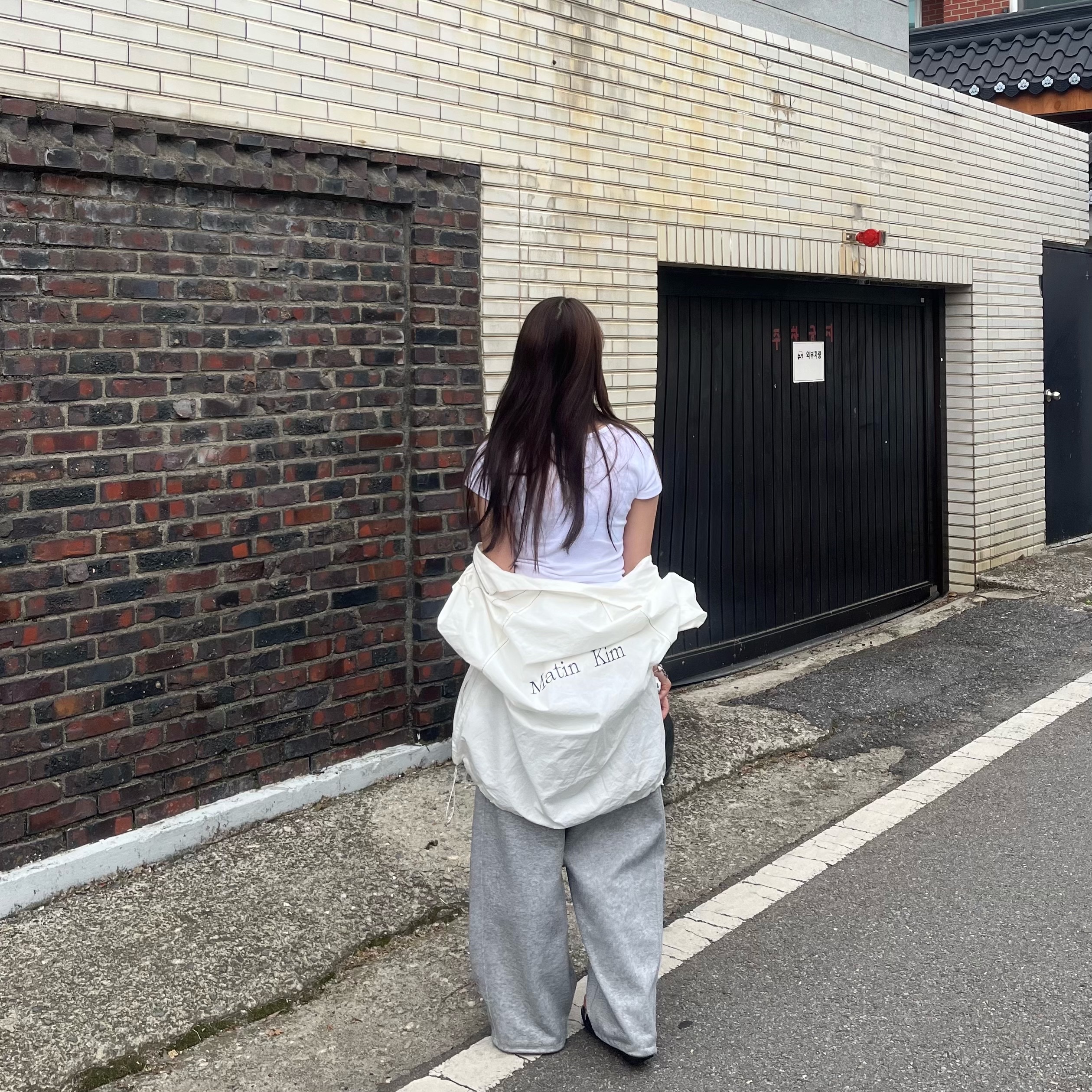 (W) Matin Kim Logo Coating Jumper Ivory 착용 스타일 - 2