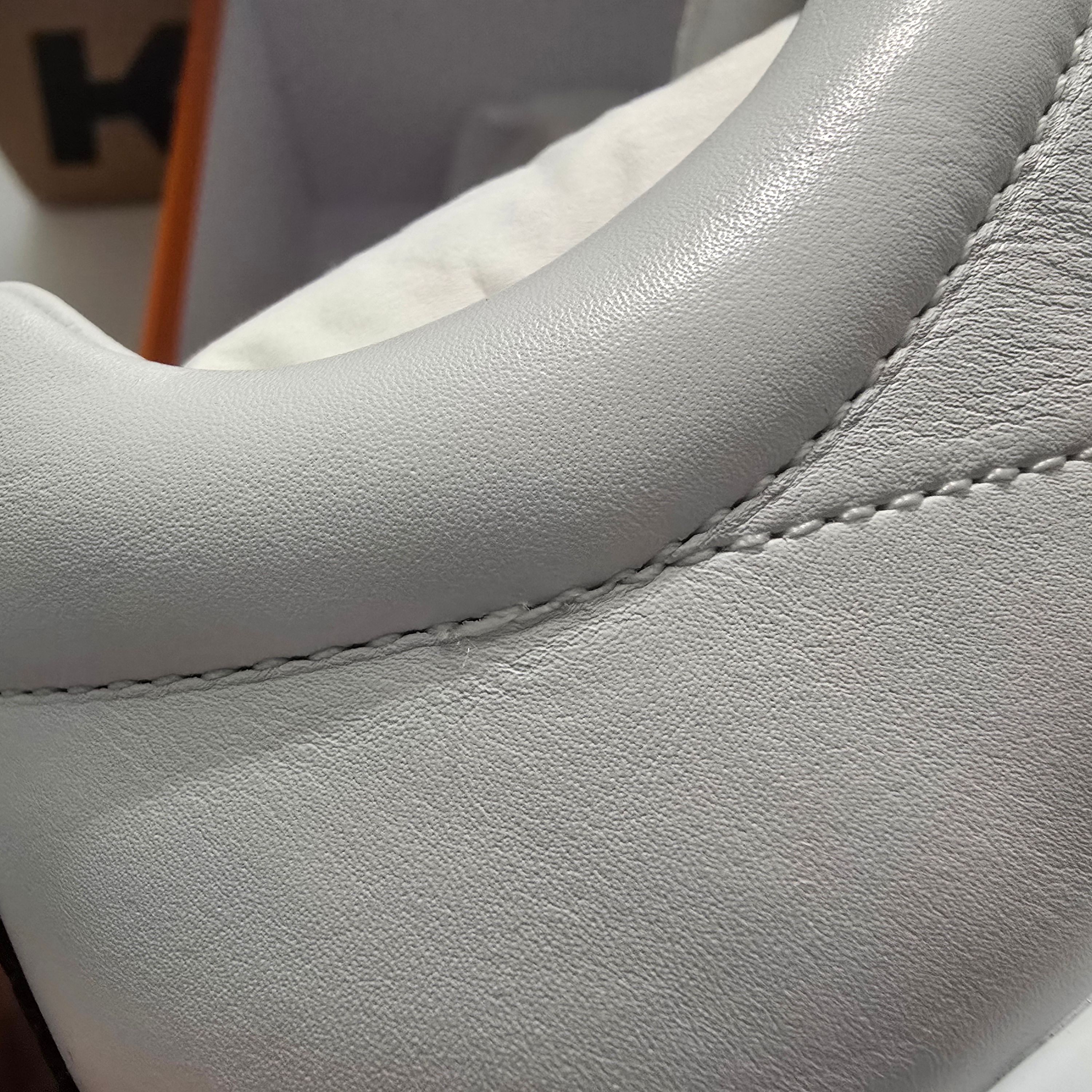 (W) Hermes Bouncing Sneakers Calfskin Suede Goatskin & Blanc 착용 스타일 - 1