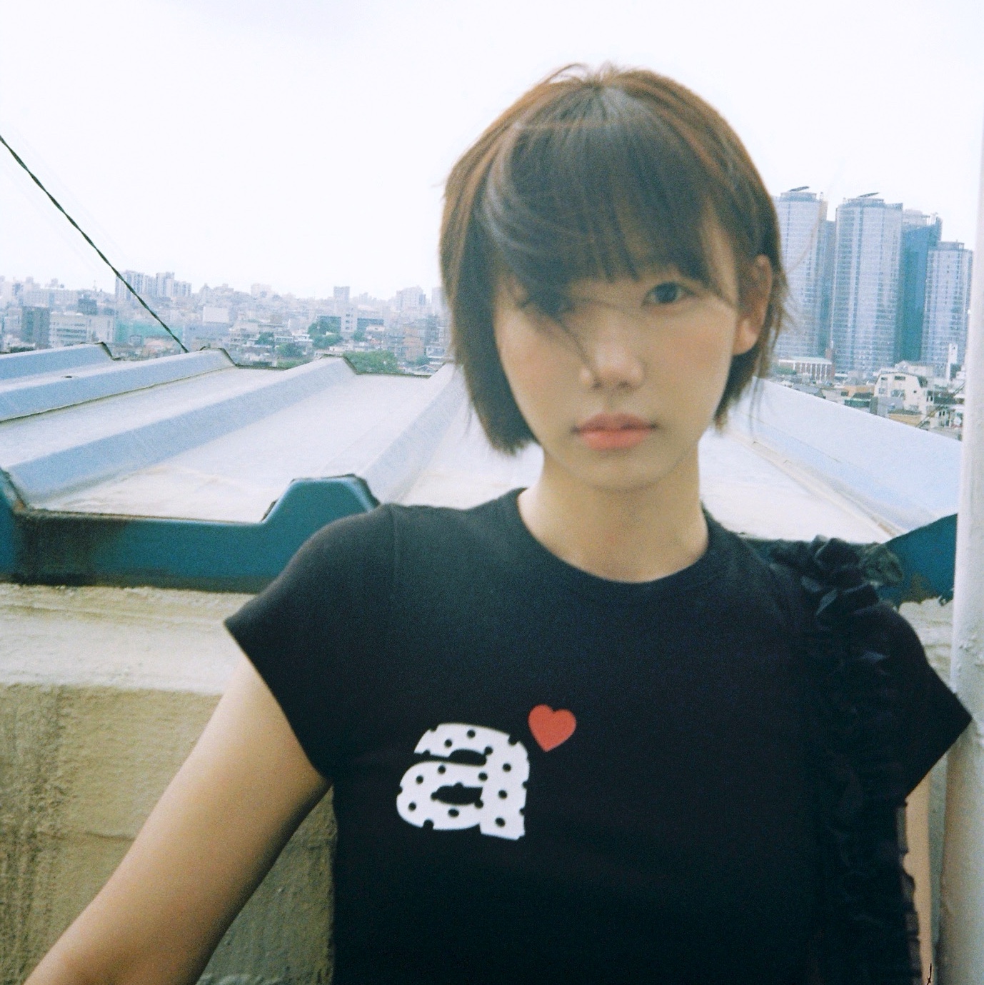 AEAE Dot Small Letter Tee Black 착용 스타일 - 2