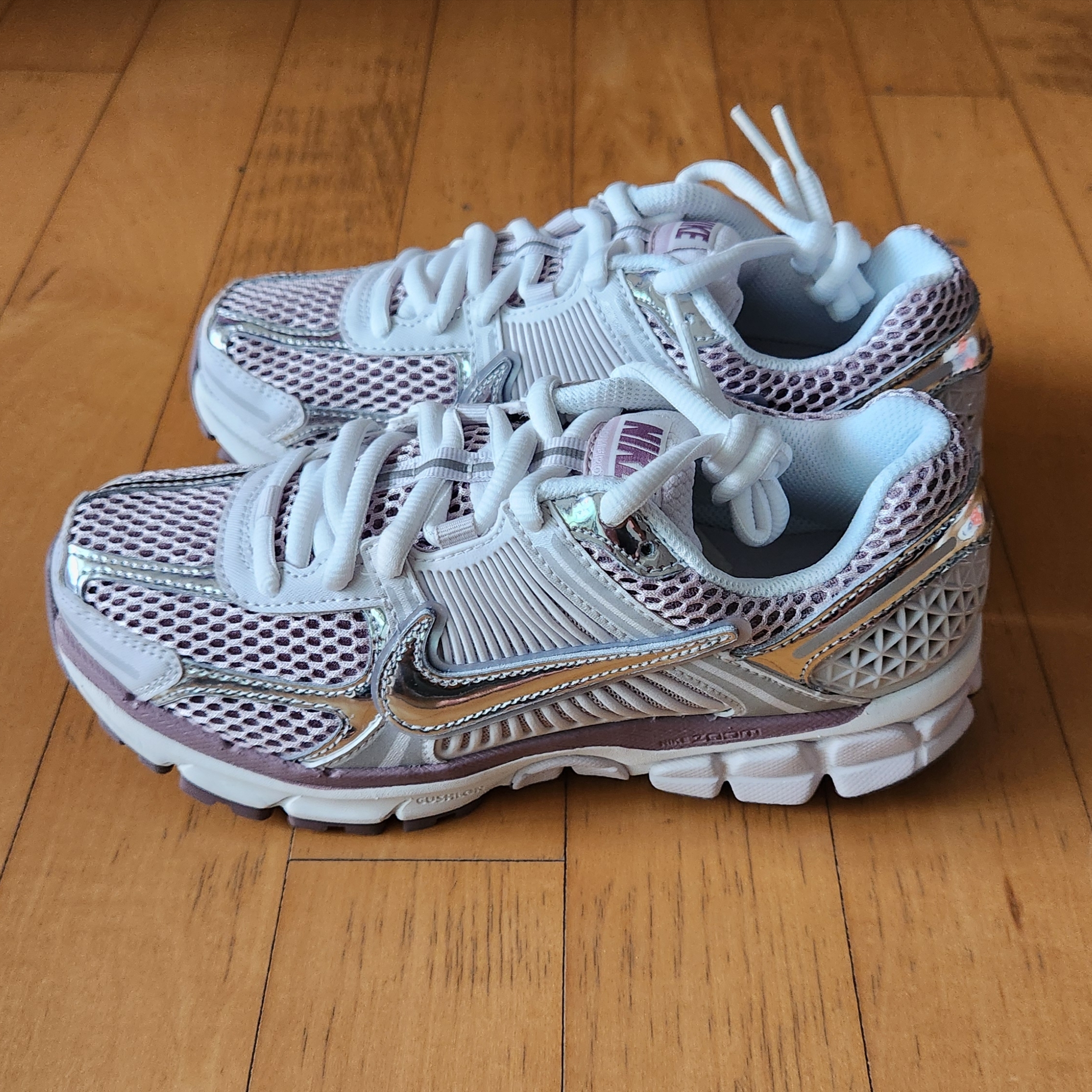(W) Nike Zoom Vomero 5 Metallic Silver Platinum Violet 착용 스타일