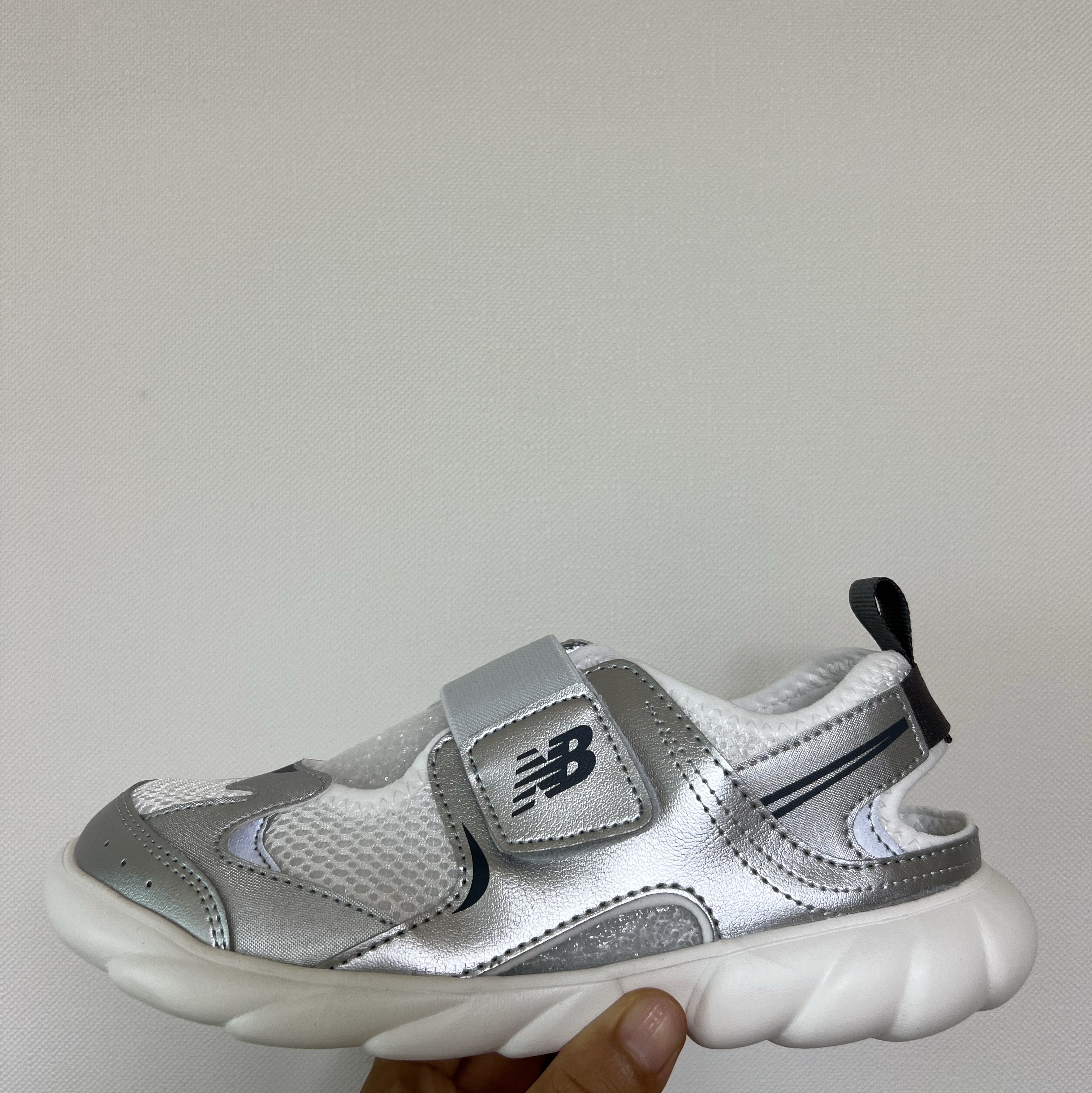(Kids) New Balance Freedle 920 Sandal Silver 착용 스타일 - 1
