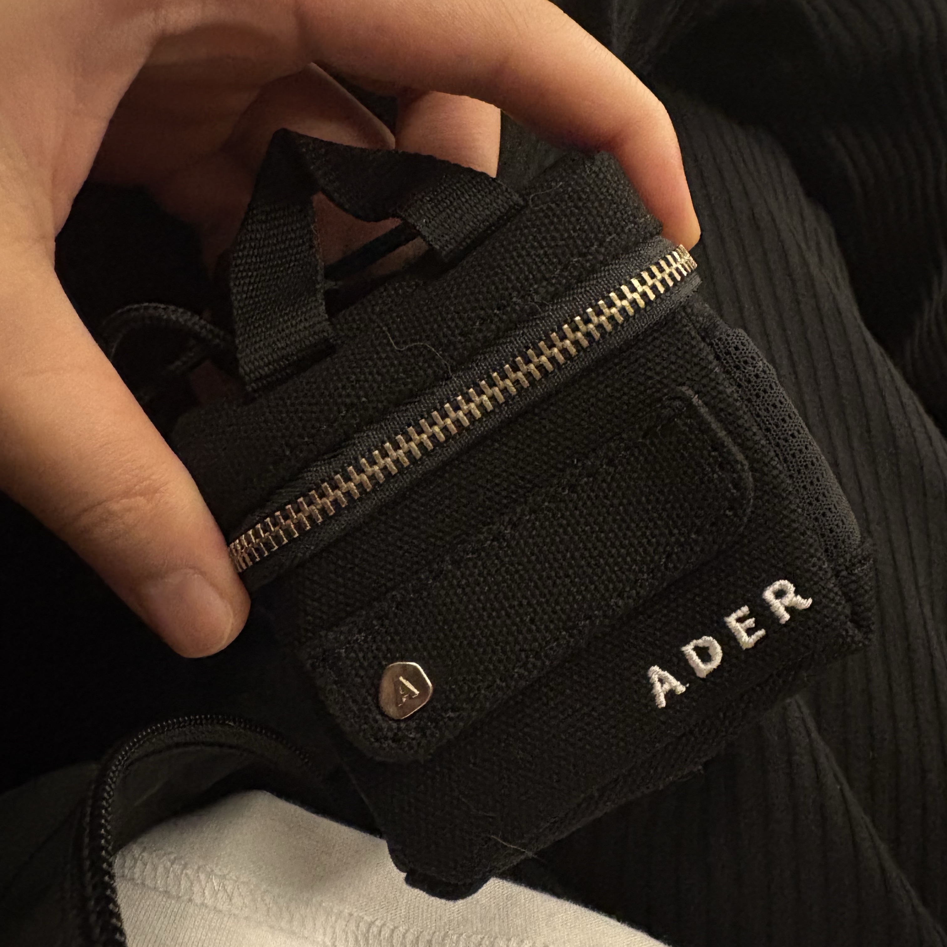 Ader Error Small Tote Bag Black 착용 스타일 - 1