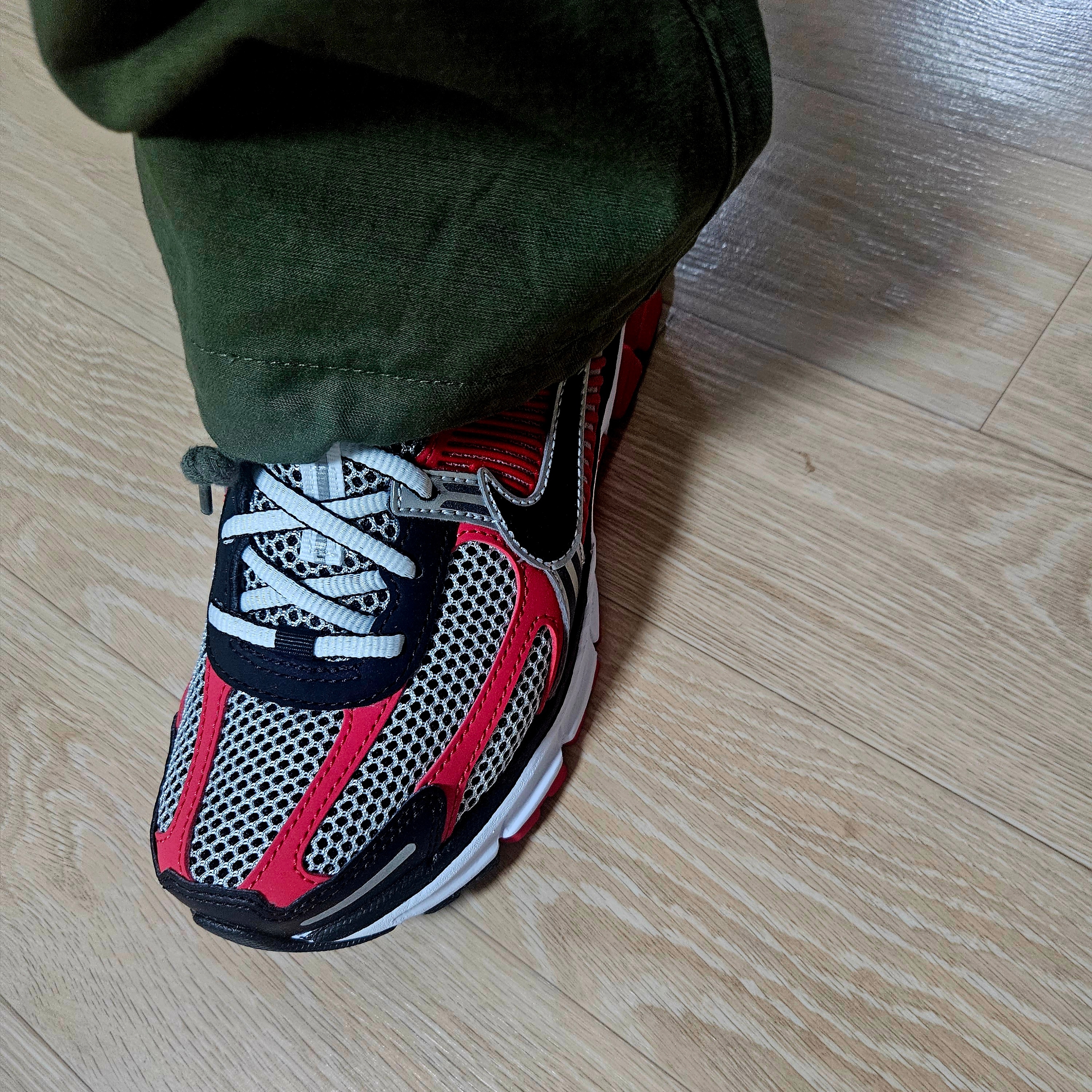 Nike Zoom Vomero 5 Metallic Silver University Red 착용 스타일