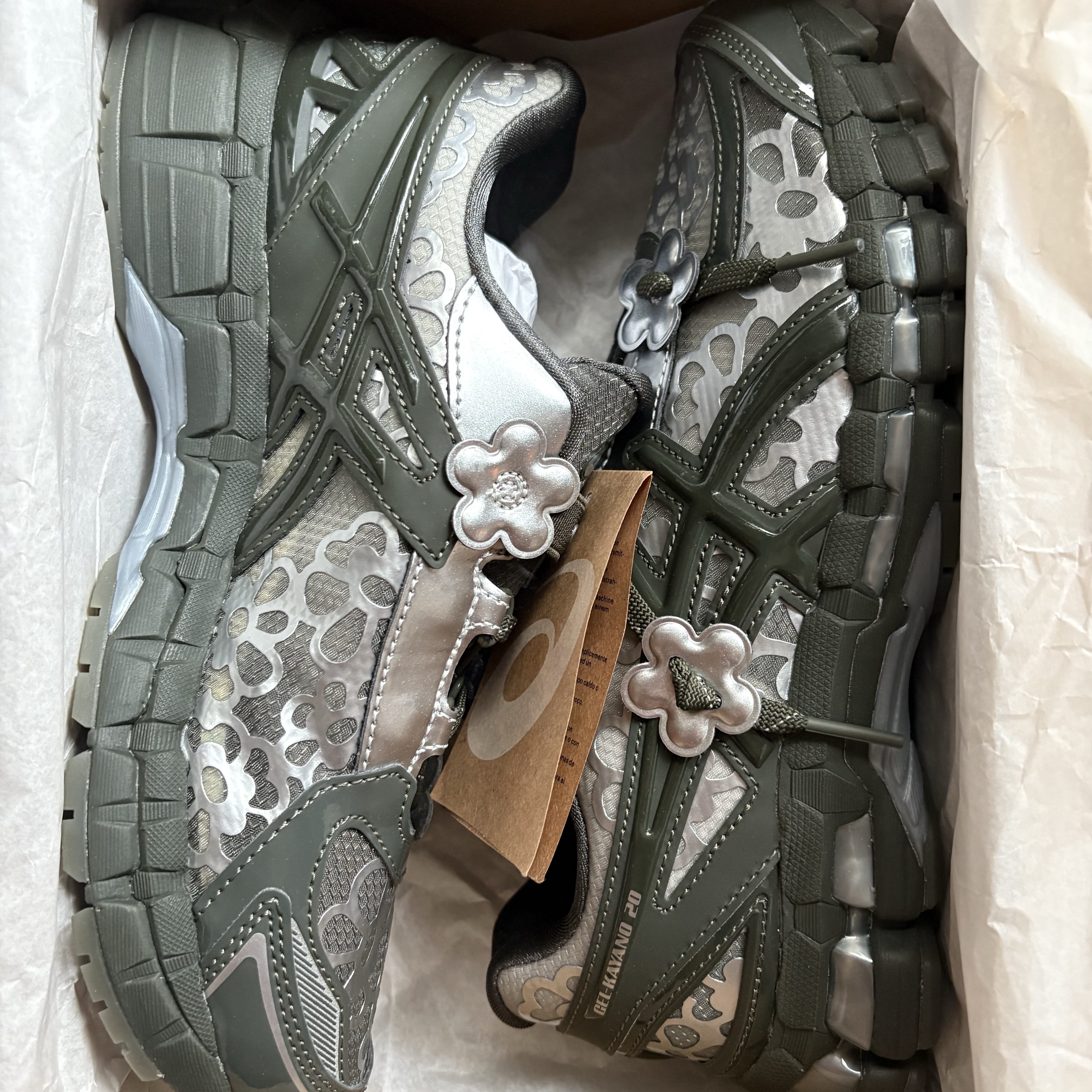 Asics x Cecilie Bahnsen Gel-Kayano 20 Olive 착용 스타일