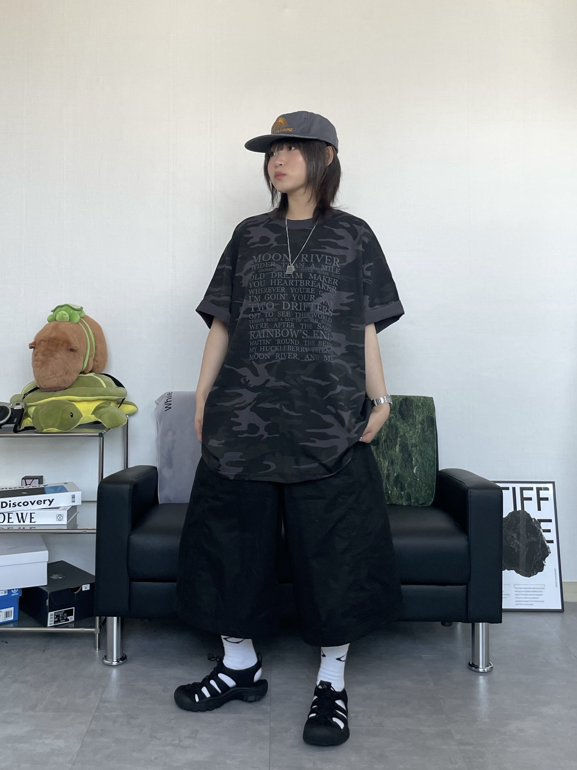 Hello Sunrise Washed OG Logo 6panel Cap Gray, (W) Keen Newport H2 Triple Black 착용 스타일 - 2