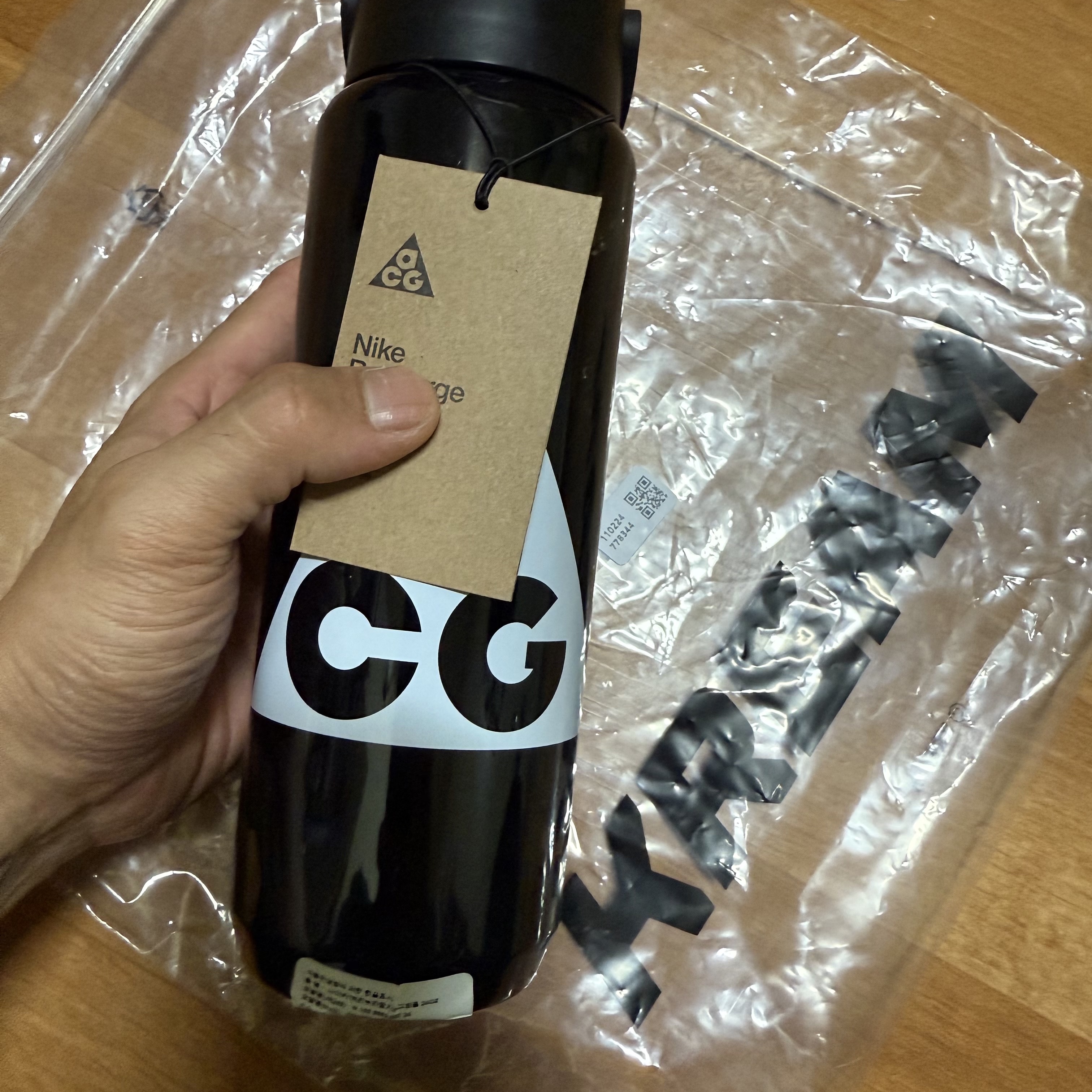 Nike ACG Tritan Renew Recharge Chug Bottle 710ml Black 착용 스타일