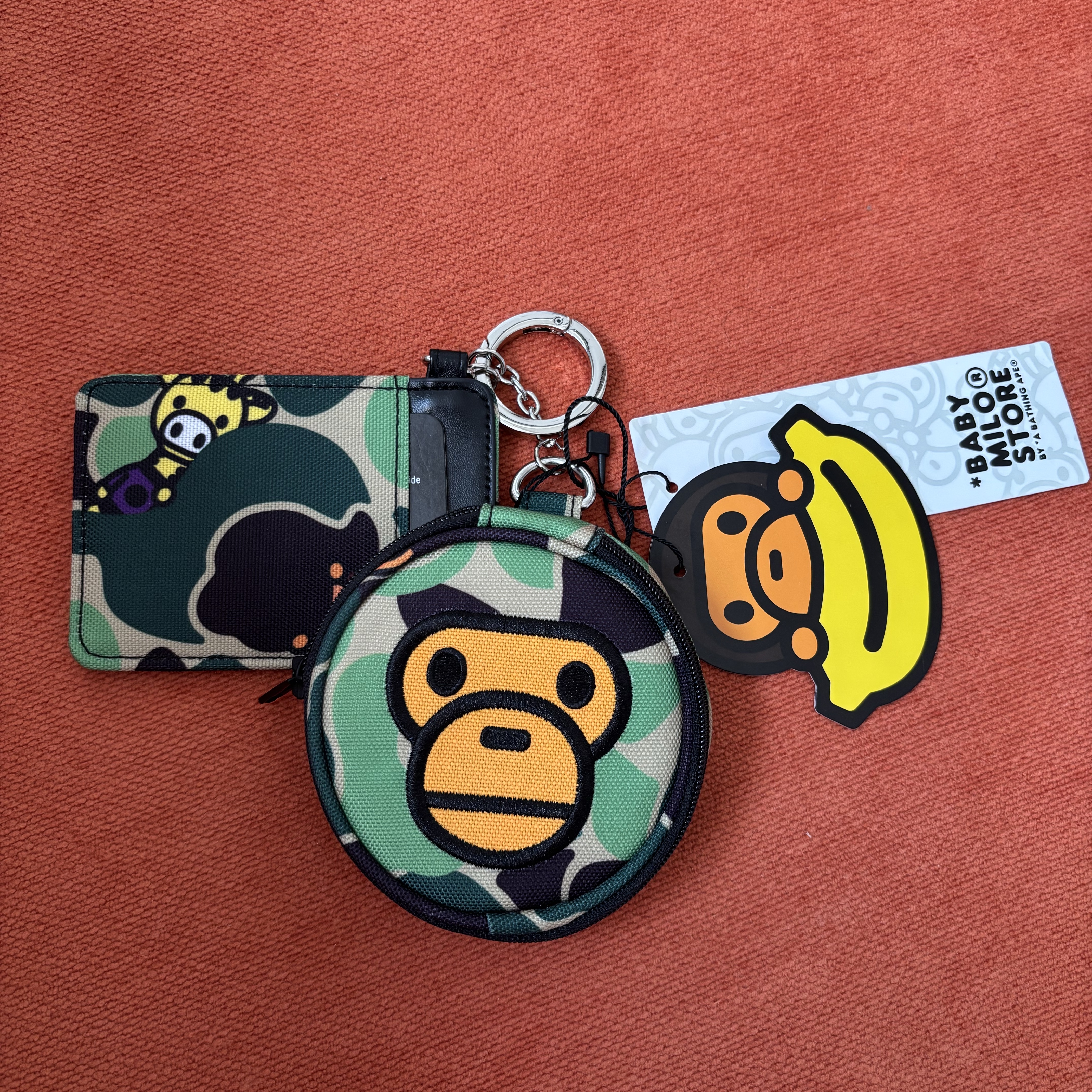 BAPE Baby Milo Mirror Card Holder Keychain Green Black 착용 스타일