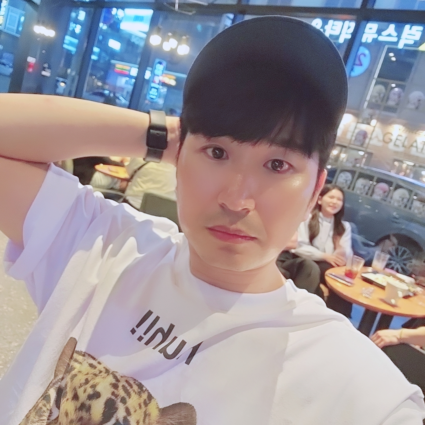 Suade Huh Leopard Tee White, Emis Tone On Tone Wappen Ball Cap Navy 착용 스타일
