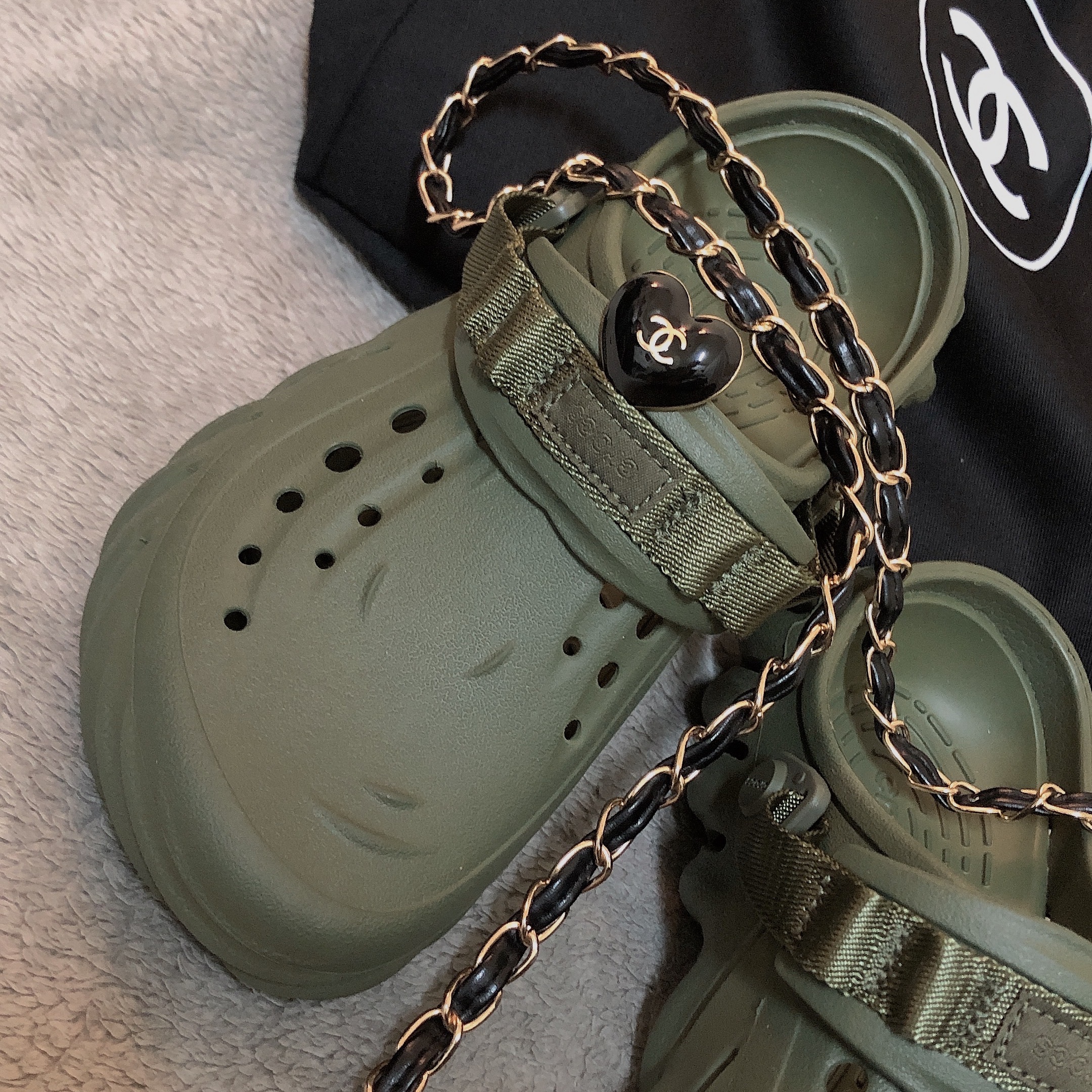 Crocs Echo Clog Army Green 착용 스타일 - 2