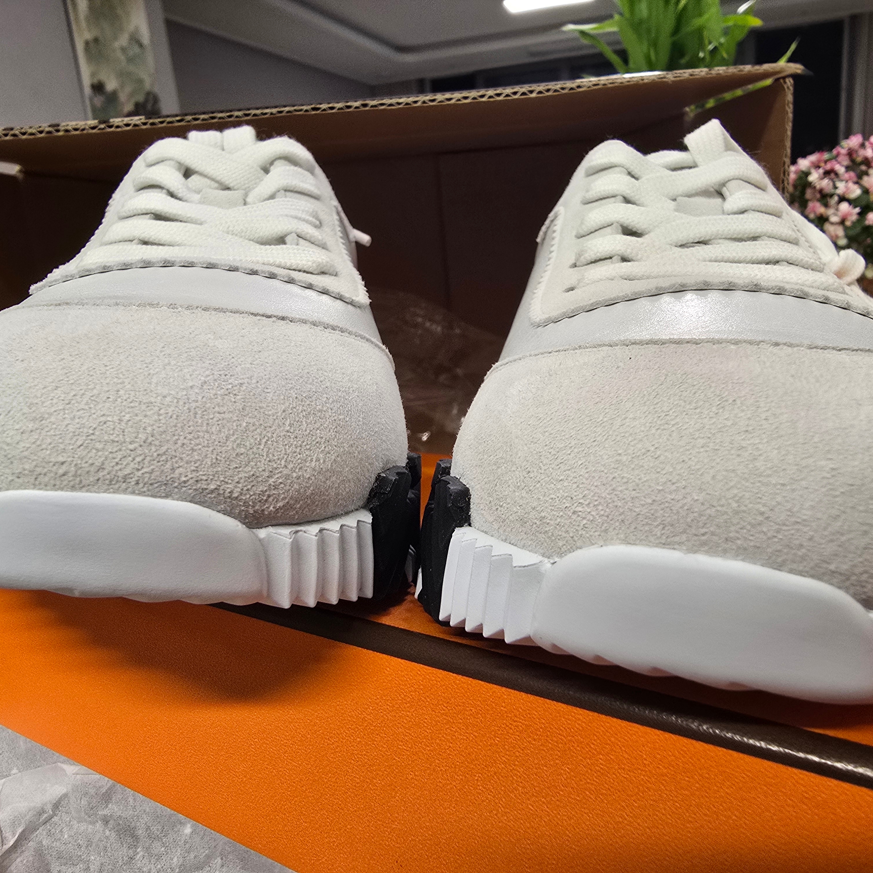 (W) Hermes Bouncing Sneakers Calfskin Suede Goatskin & Blanc 착용 스타일 - 3