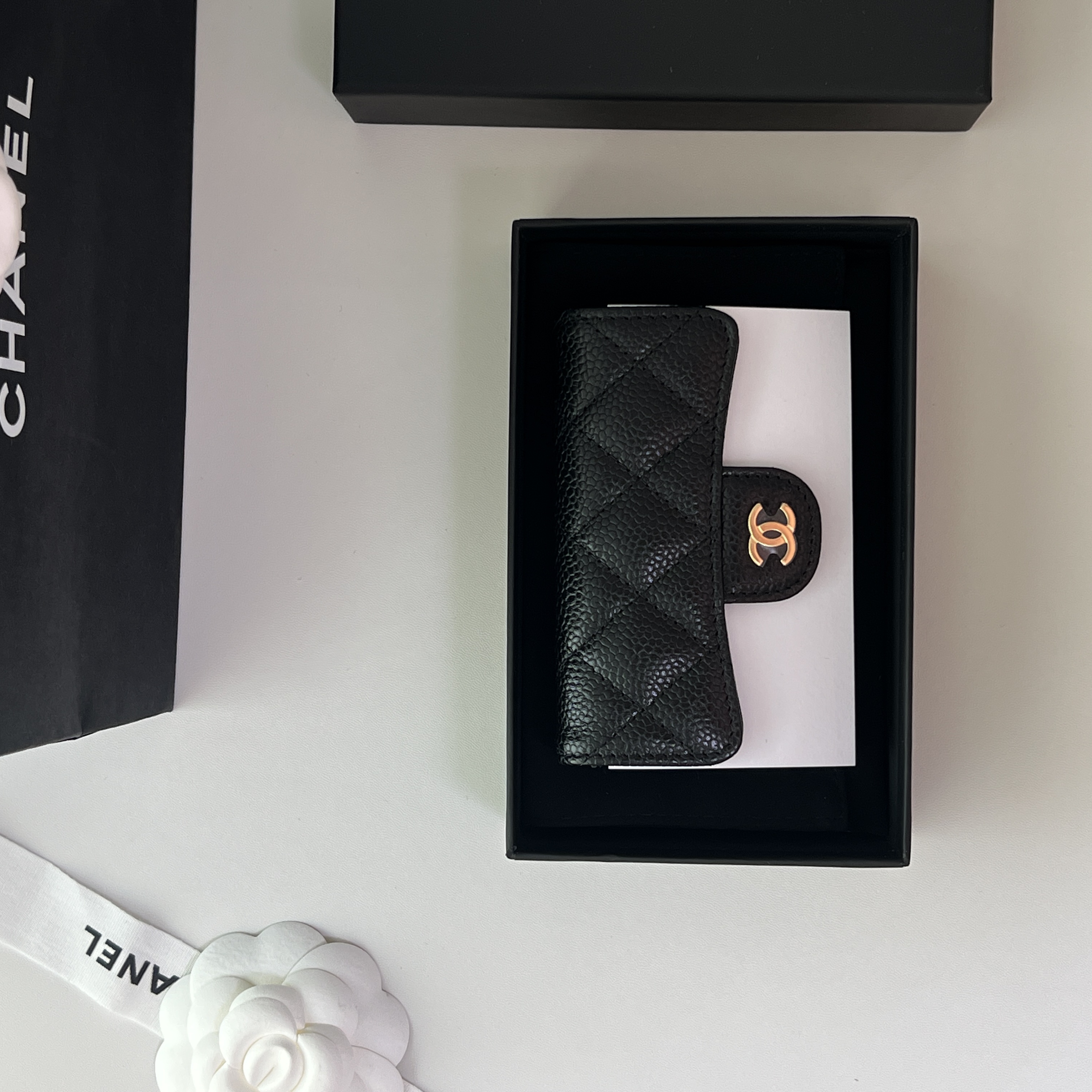 Chanel Classic Card Holder Grained Calfskin & Gold Black 착용 스타일 - 2