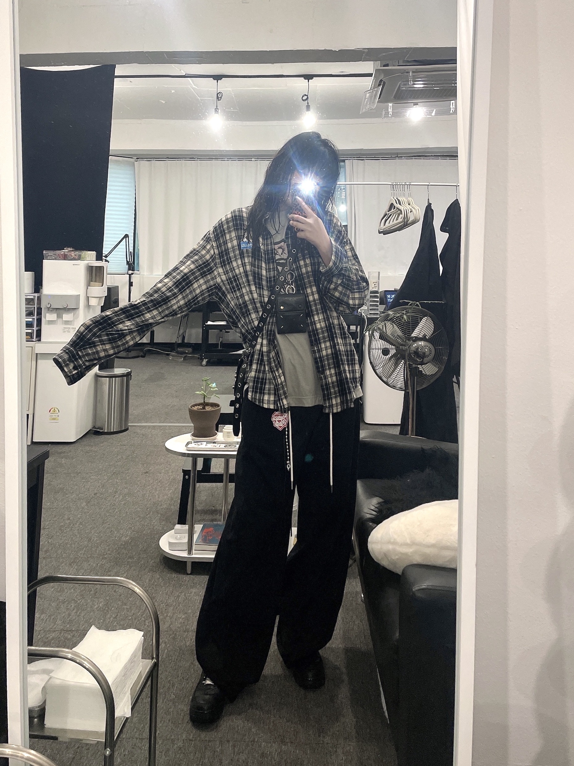 Balenciaga Le Cagole XS Flap Bag DIY Metalin Black, Maison Margiela Snap Closure Bi-Fold Wallet Black 착용 스타일