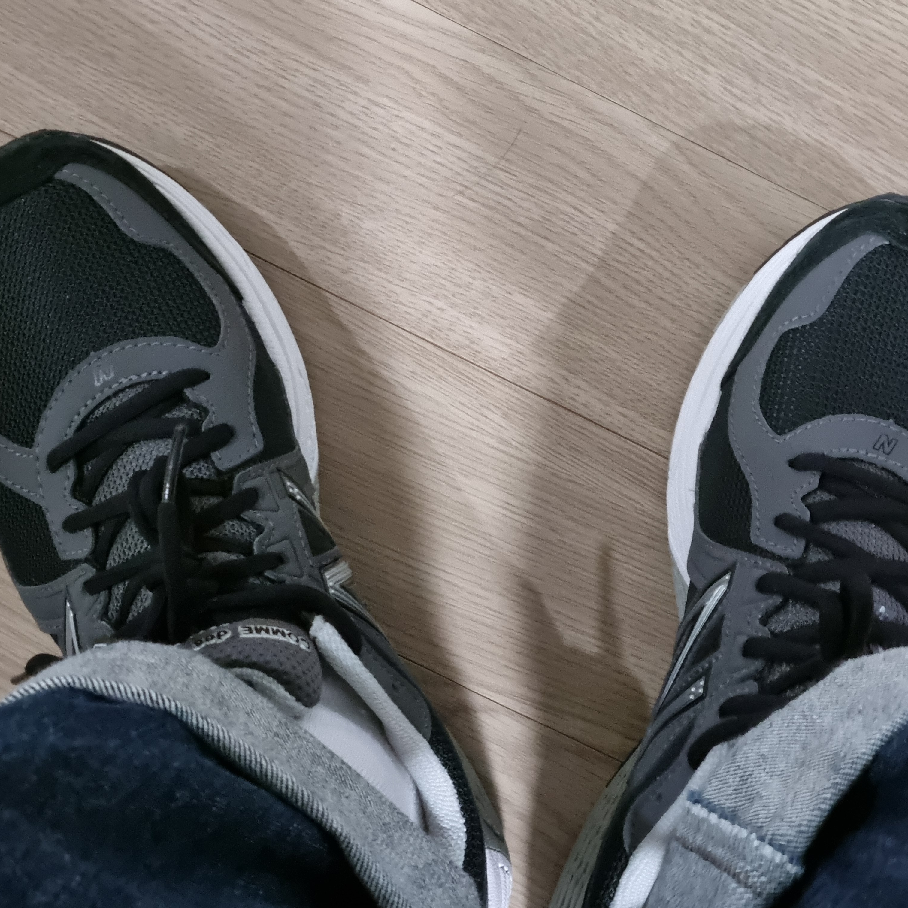 New Balance x Comme des Garcons Homme 860v2 Black White 착용 스타일 - 1