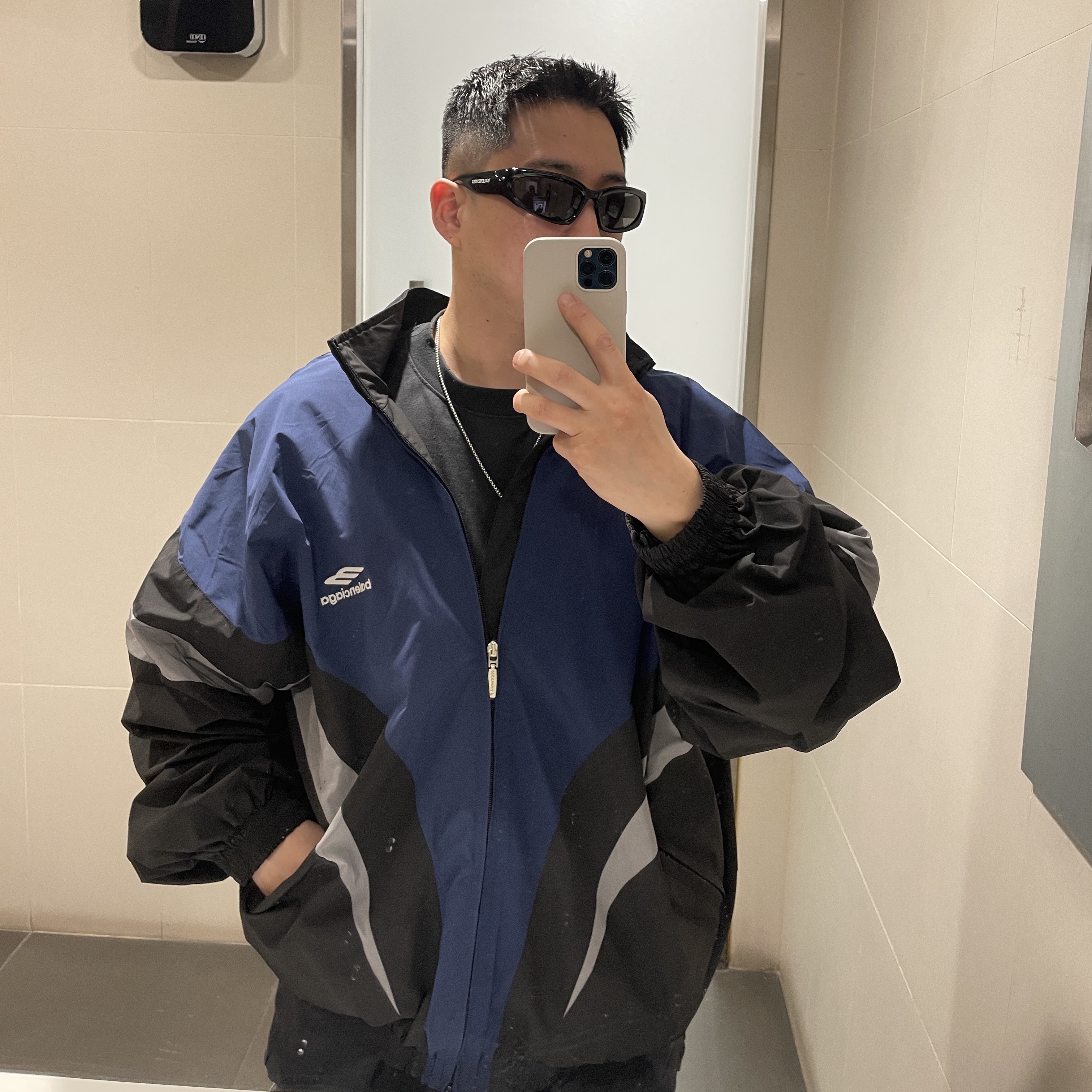 Balenciaga Swift Oval Sunglasses Black 착용 스타일