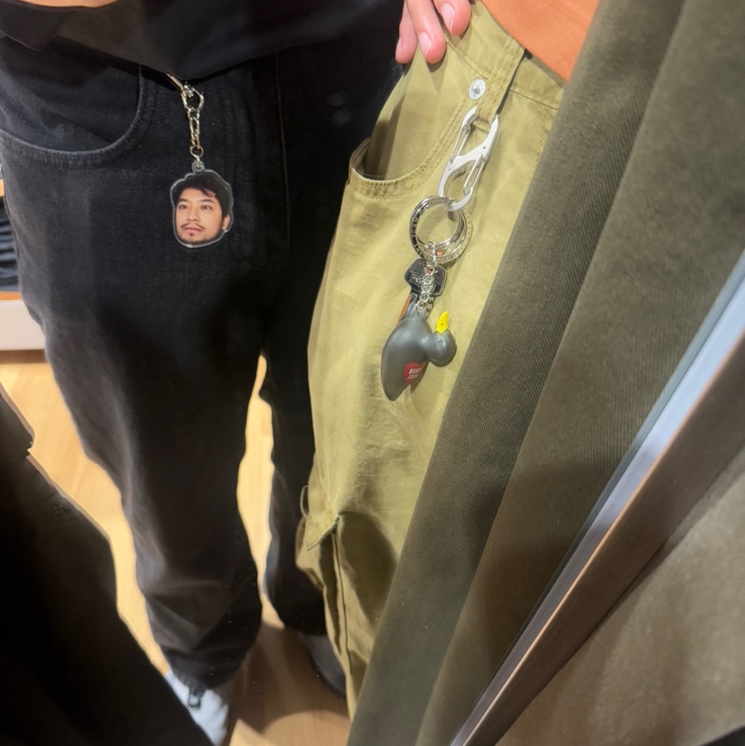 Adidas Yeezy Boost 350 V2 Beluga 2.0, Human Made Duck PVC Key Chain Black 착용 스타일 - 3