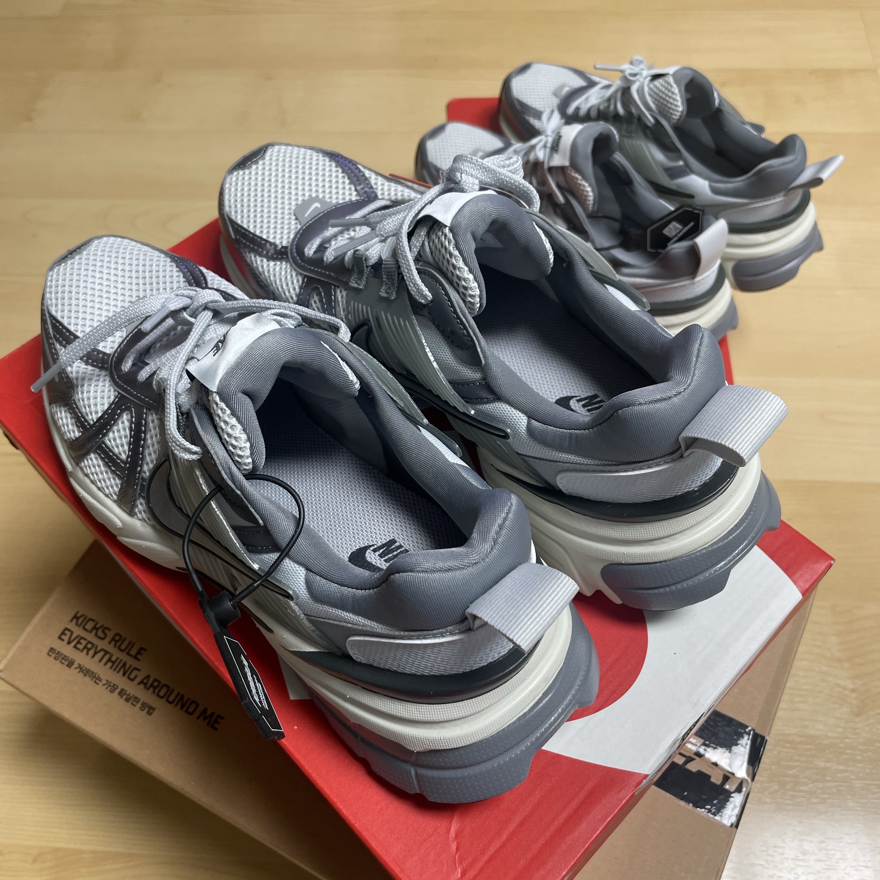 Nike V2K Run Pure Platinum Wolf Grey 착용 스타일 - 2