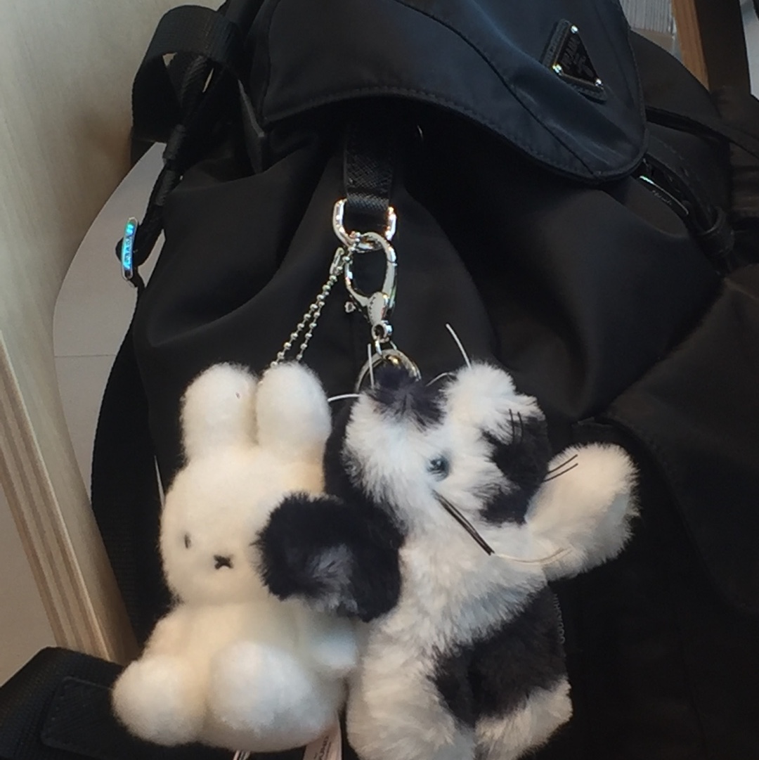 Prada Re-Nylon Medium Backpack Black 착용 스타일